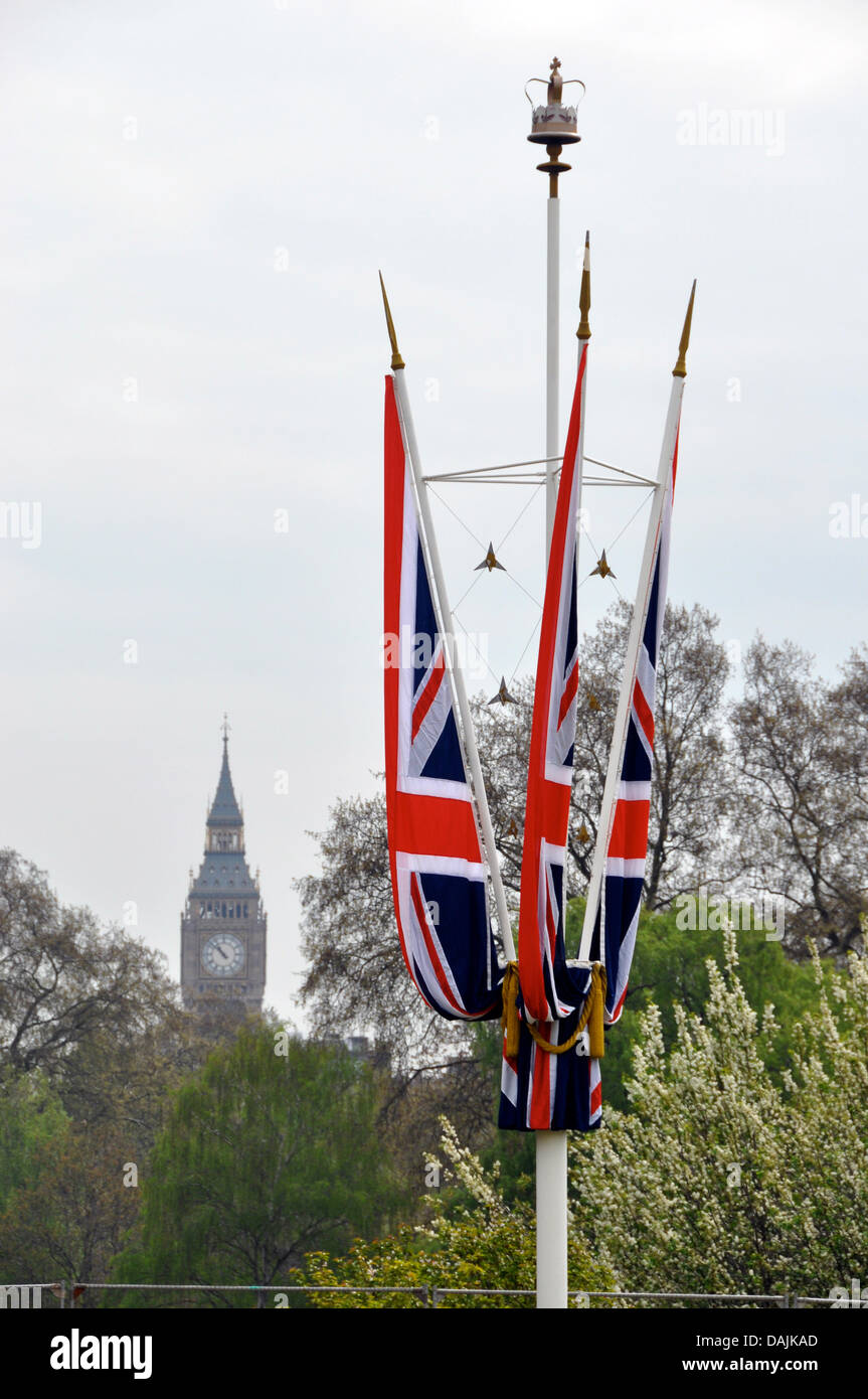 Bandiere britanniche decorare la zona intorno a Buckingham Palace a Londra, in Gran Bretagna, 15 aprile 2011. Attesa per l'evento reale è in crescita di due settimane prima del matrimonio del principe William e Kate Middleton. Foto: Cordula Donhauser Foto Stock