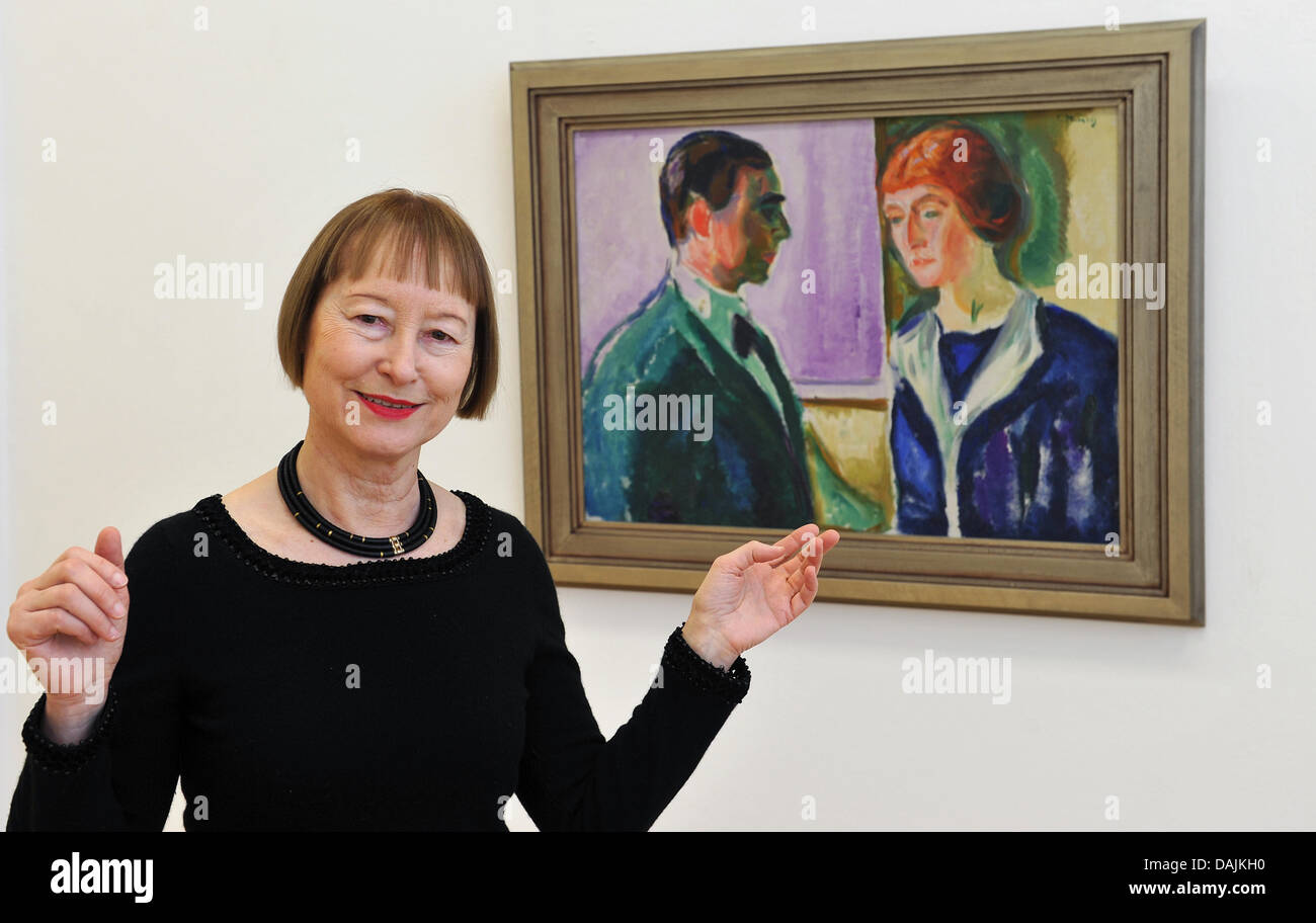 Il direttore generale dell'Kunstsammlungen Chemnitz, Ingrid Moessinger, pone di fronte un Edward Munch pittura a Chemnitz, Germania, 14 aprile 2011. Il museo si è aggiudicata il titolo 'Museum dell'anno" da parte della filiale tedesca della international critici d'arte europea AICA. Moessinger ha lavorato sodo per guadagnare il premio: lei è la testa del Chemnitz collezioni d'arte per 14 anni. Duri Foto Stock