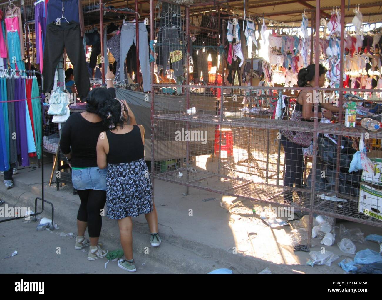 La Salada in Buenos Aires è il più grande mercato illegale in Sud America. Un alto della gamma di prodotti offerti sul mercato per la metà del prezzo usuale. Diversi milioni di dollari di fatturato è fatto qui a settimana. Foto: Lisa Rauschenberger Foto Stock