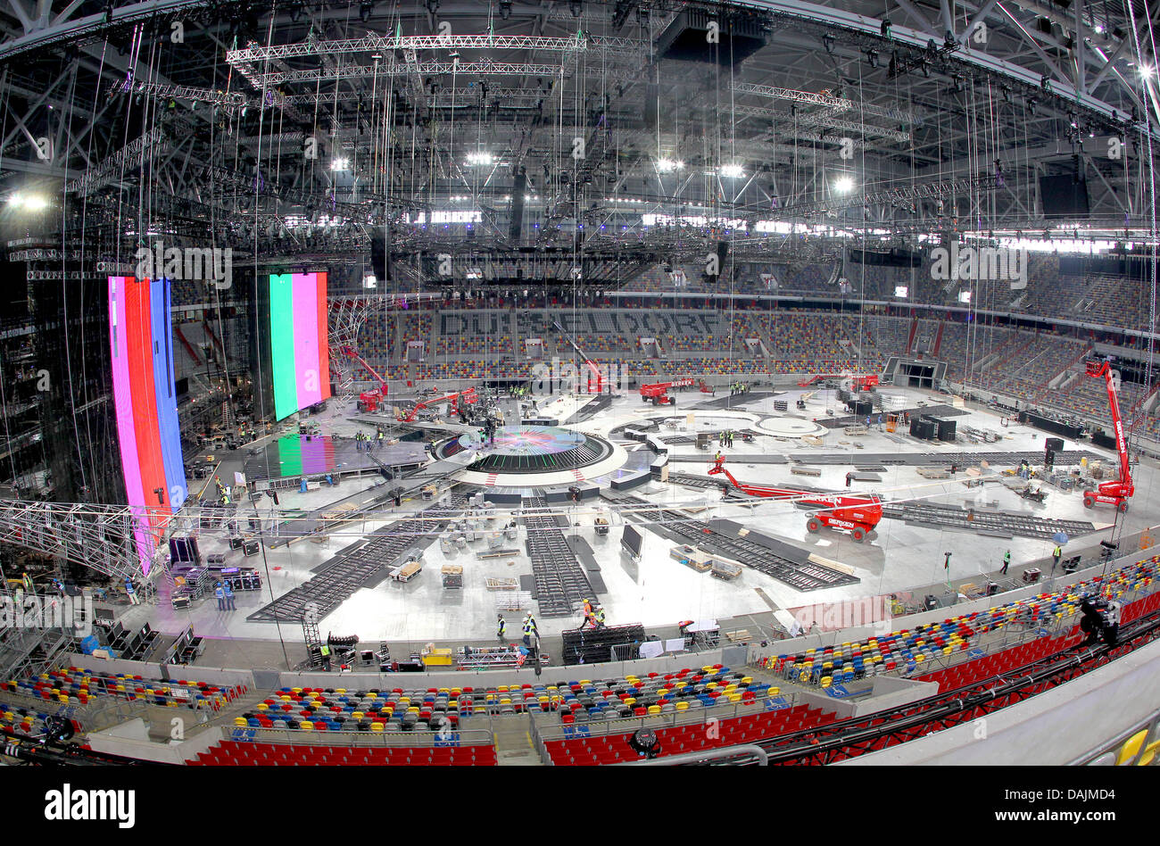 Tre settimane e mezzo prima della finale del Concorso Eurovisione della canzone la costruzione della sede è in pieno svolgimento a Duesseldorf in Germania, 19 aprile 2011. La costruzione dello stadio che Lena si esibirà con la canzone "preso da un estraneo' per difendere il suo titolo il 14 maggio 2011 , è stata quasi finito. Foto: ROLAND WEIHRAUCH Foto Stock