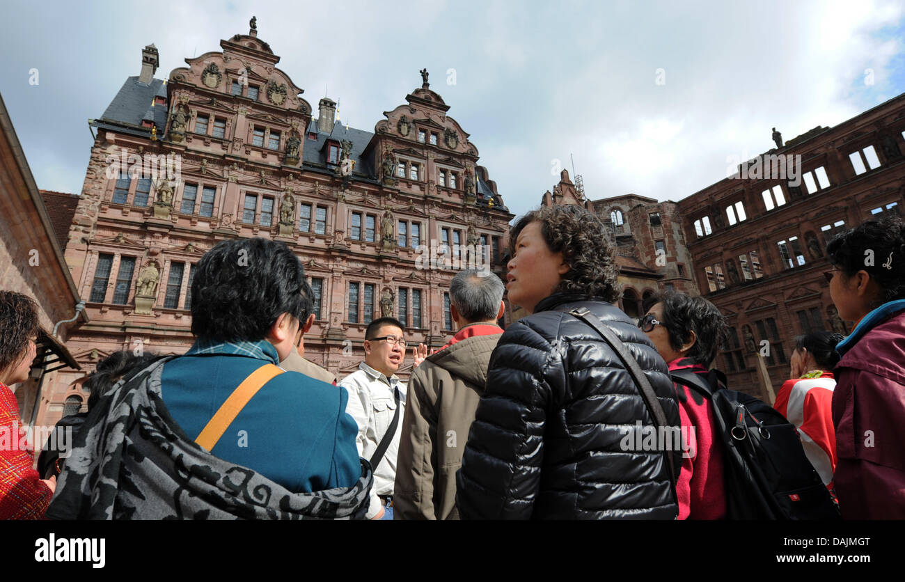 Un gruppo di turisti asiatici visitare Heidelberg Palace a Heidelberg, Germania, 13 aprile 2011. Foto: Ronald Wittek Foto Stock