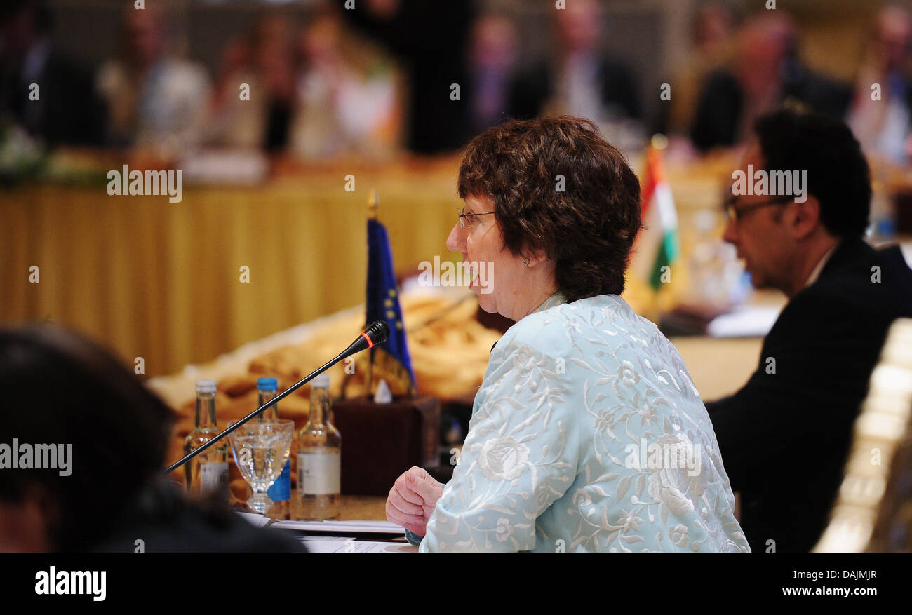 Alto Rappresentante UE per la politica estera e di sicurezza comune Catherine Ashton assiste l'UE incontro con il Consiglio di cooperazione del Golfo all'Emirates Palace Hotel di Abu Dhabi, Emirati Arabi Uniti, 20 aprile 2011. Foto: Annibale Foto Stock