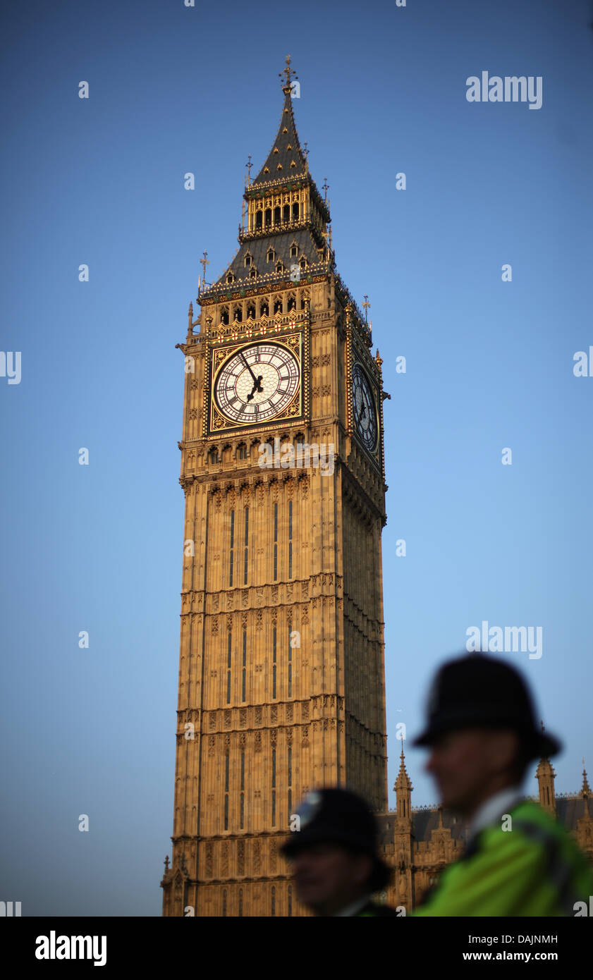 Il Big Ben si eleva alto davanti a un cielo blu a Londra, in Gran Bretagna, 18 aprile 2011. Il principe William e Kate Middleton sono dovute a wed in Londra il Venerdì, 29 aprile 2011. Foto: Rolf Vennenbernd Foto Stock