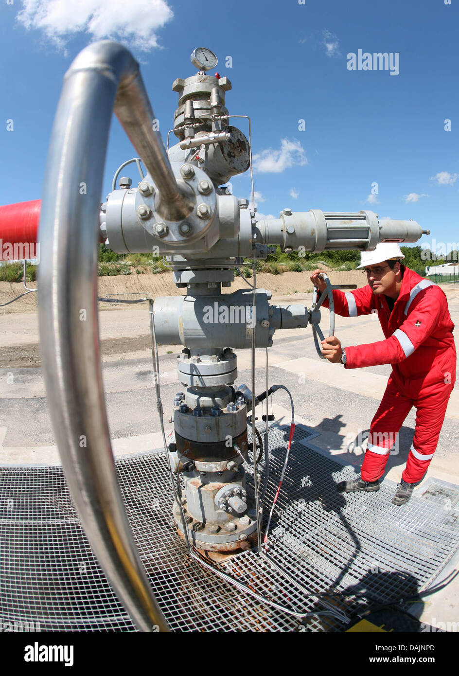 (Dpa) File - Un archivio foto, datata 30 giugno 2008, mostra engineer Fabian Moeller tornitura di una valvola di pressione dell'installazione Questo è parte di una cattura di carbonio progetto pilota (CCS) in Ketzin, Germania. Il governo tedesco ha deciso il 13 aprile 2011, in favore di un controverso progetto di legge per la ricerca per la cattura e stoccaggio del biossido di carbonio. Foto: Nestor Bachmann Foto Stock