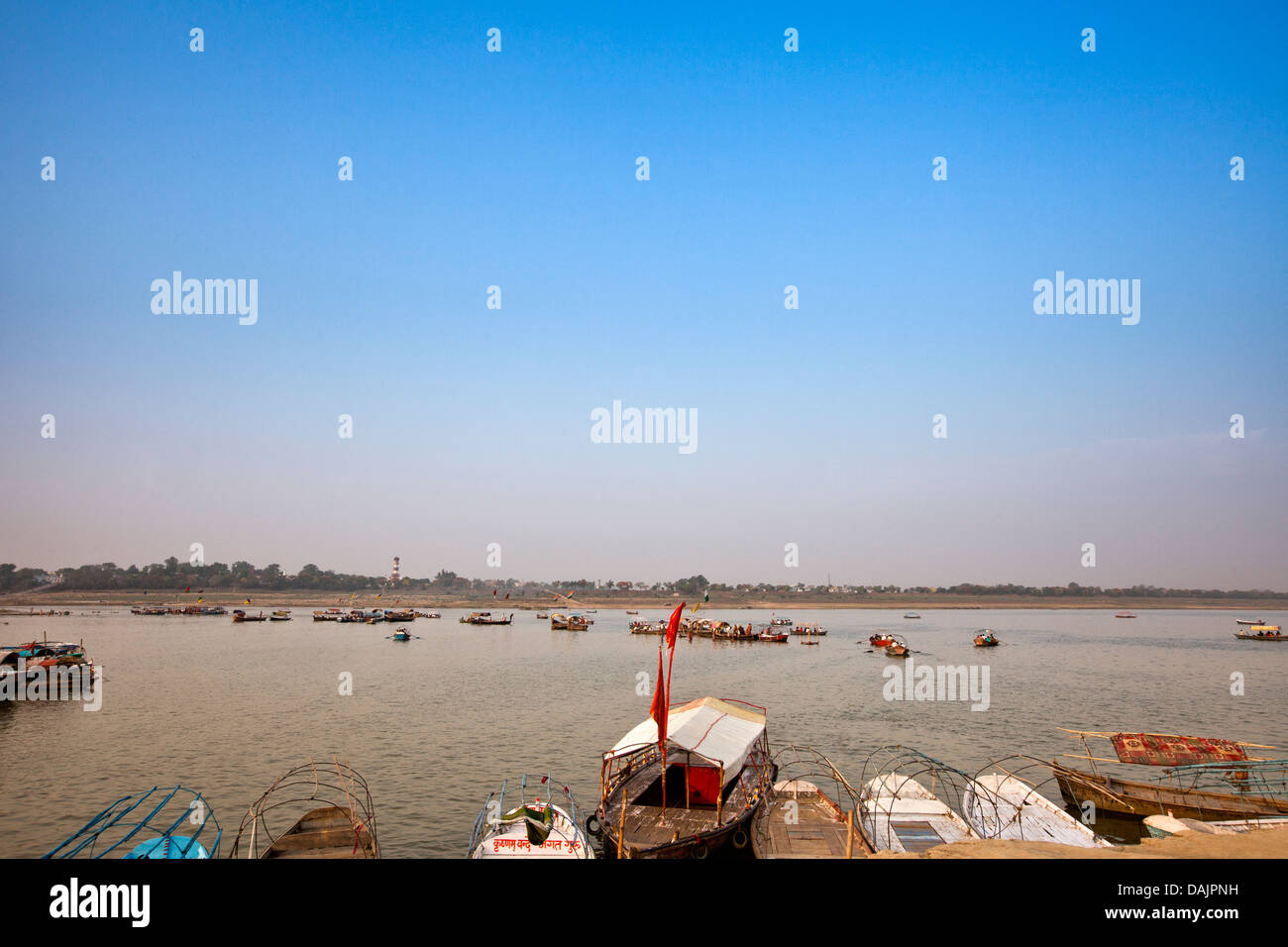 Barche nel fiume Gange, Prayag Allahabad, Uttar Pradesh, India Foto Stock