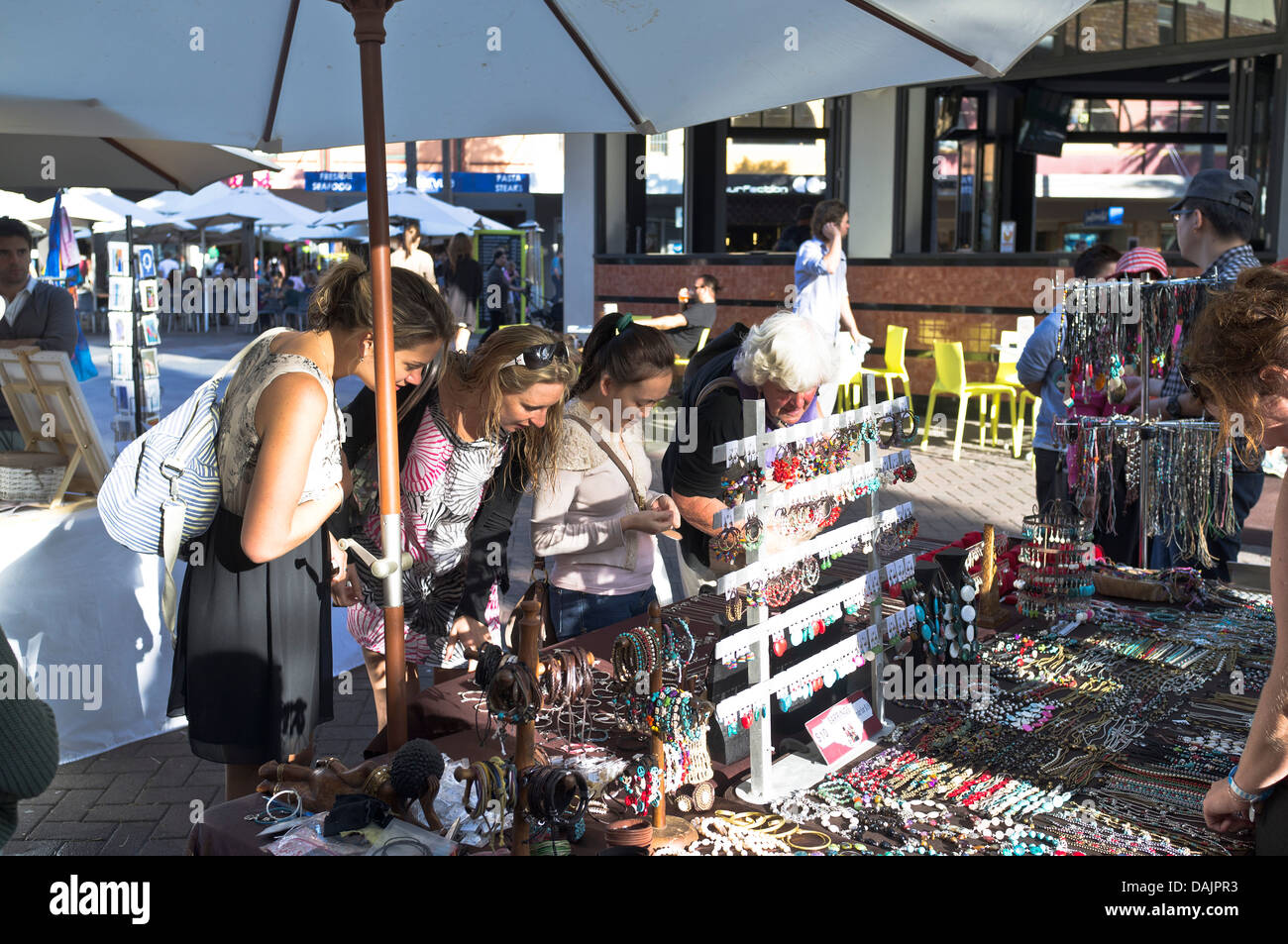 dh Manly artigianato mercato SYDNEY AUSTRALIA Donne guardando bracciali Artigianato gioielli Street stalla gente gioielli Foto Stock