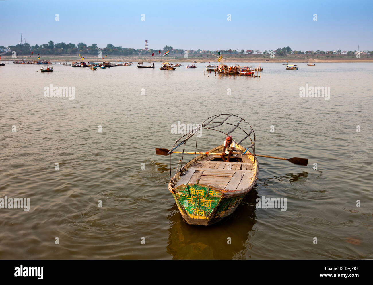 L'uomo remare una barca sul fiume Gange, Allahabad, Uttar Pradesh, India Foto Stock