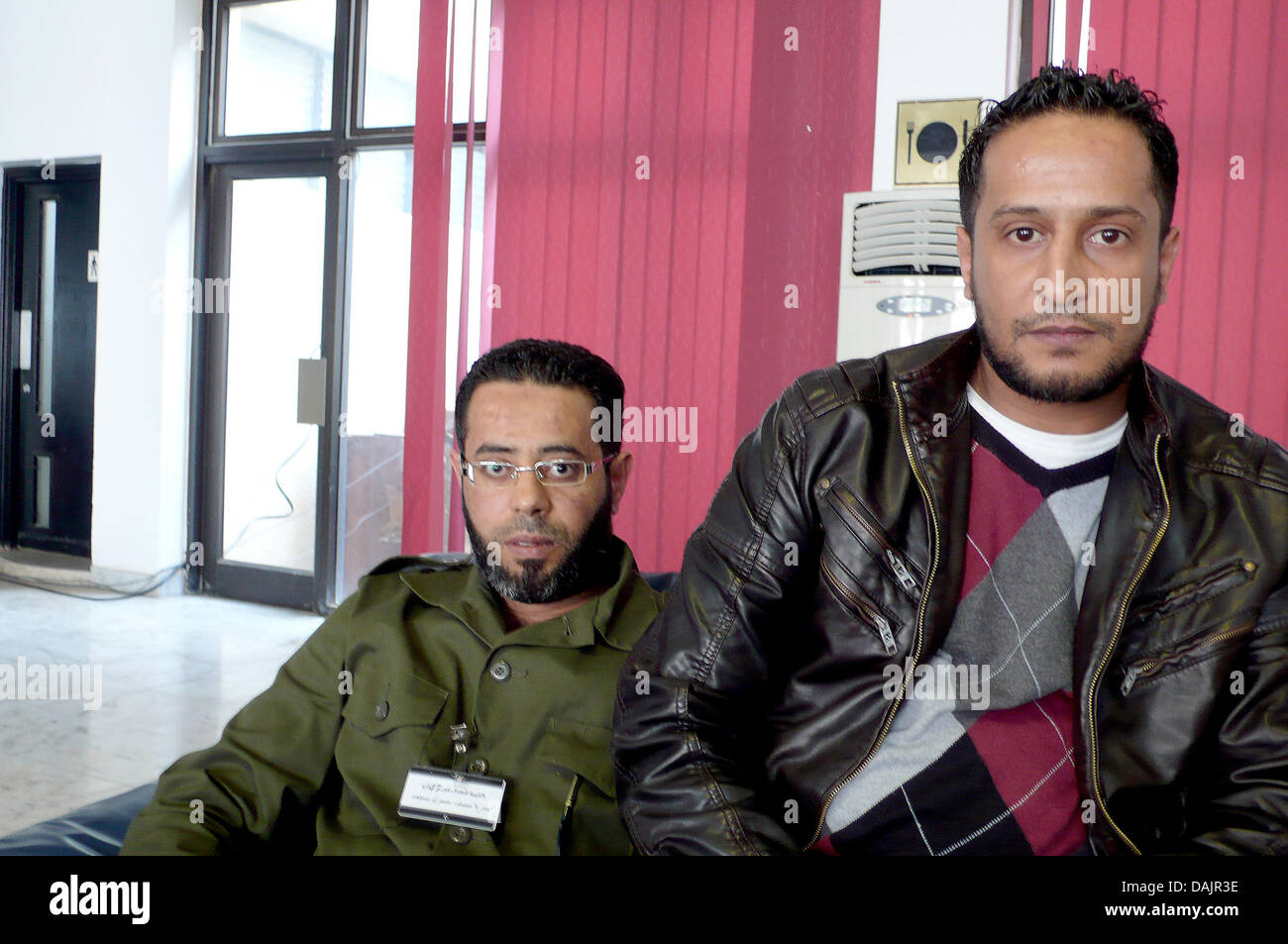Espatriati libico Muftah al-Teira (l) e suo fratello Suleiman sono ritratte in Bengasi, Libia, 17 aprile 2011. Essi sono venuti qui da Wuppertal, Germania. Sin dall'inizio dei disordini in Libia, molti stranieri provenienti da tutto il mondo hanno fatto ritorno nel loro paese a partecipare nel movimento di resistenza o di ottenere un senso di nuova libertà. Foto: Anne-Beatrice Clasmann Foto Stock