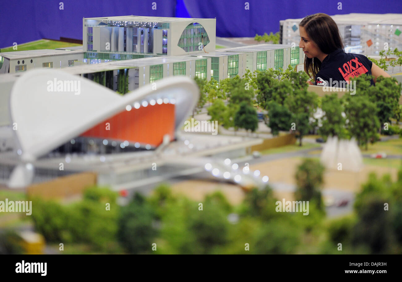 Un membro del personale del mondo in miniatura "LOXX presso Alex' viste del modello in miniatura della cancelleria a Berlino, Germania, 26 aprile 2011. A sinistra è la Casa delle Culture del Mondo. La prima fase di costruzione del governo trimestre su una scala di 1:87 era finita dopo 2,5 di costruzione. Foto: Annibale Foto Stock