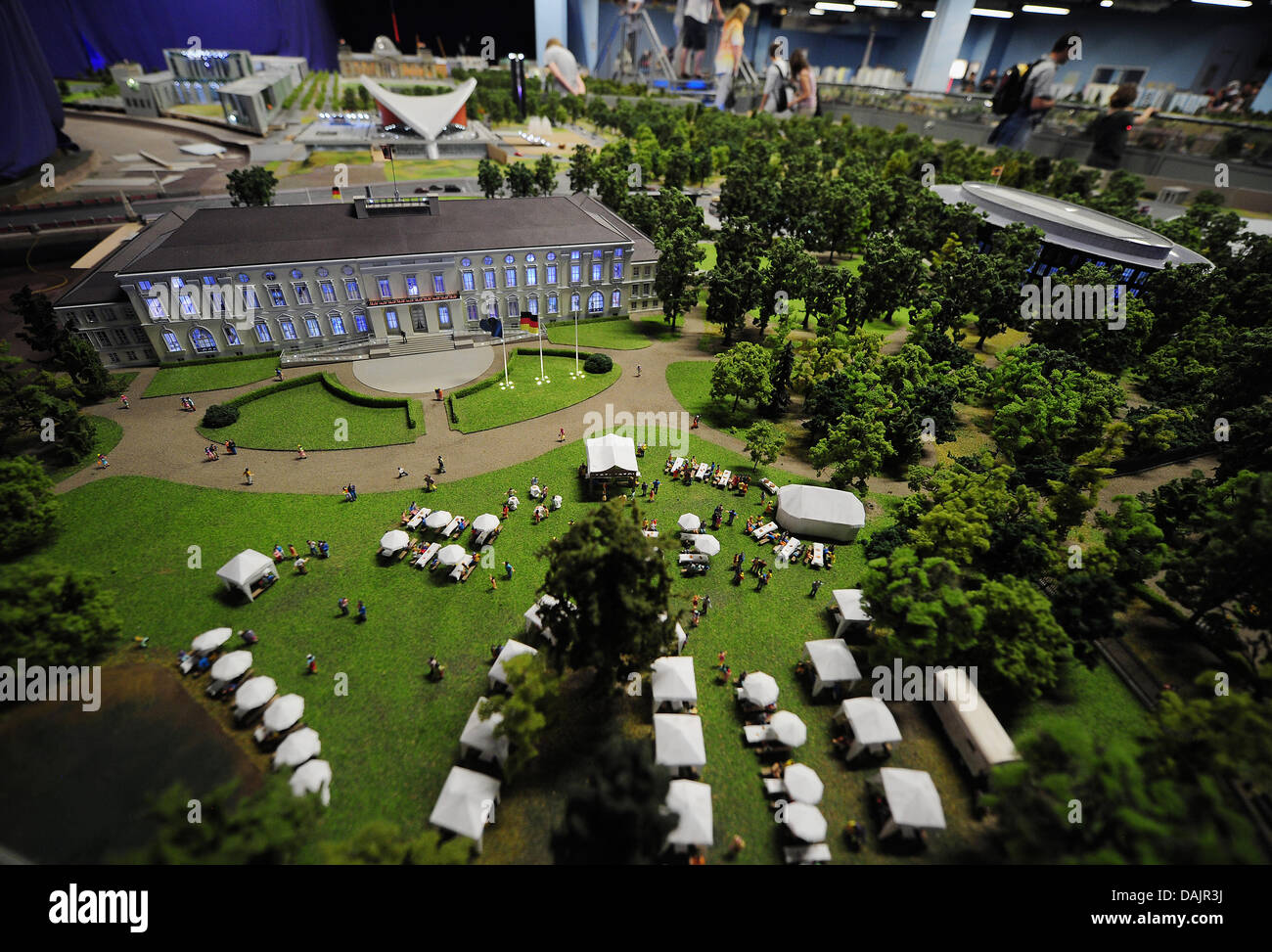 Un modello in miniatura del castello di Bellevue è presentato al mondo in miniatura "LOXX presso Alex" di Berlino, Germania, 26 aprile 2011. A sinistra è la Casa delle Culture del Mondo. La prima fase di costruzione del governo trimestre su una scala di 1:87 era finita dopo 2,5 di costruzione. Foto: Annibale Foto Stock