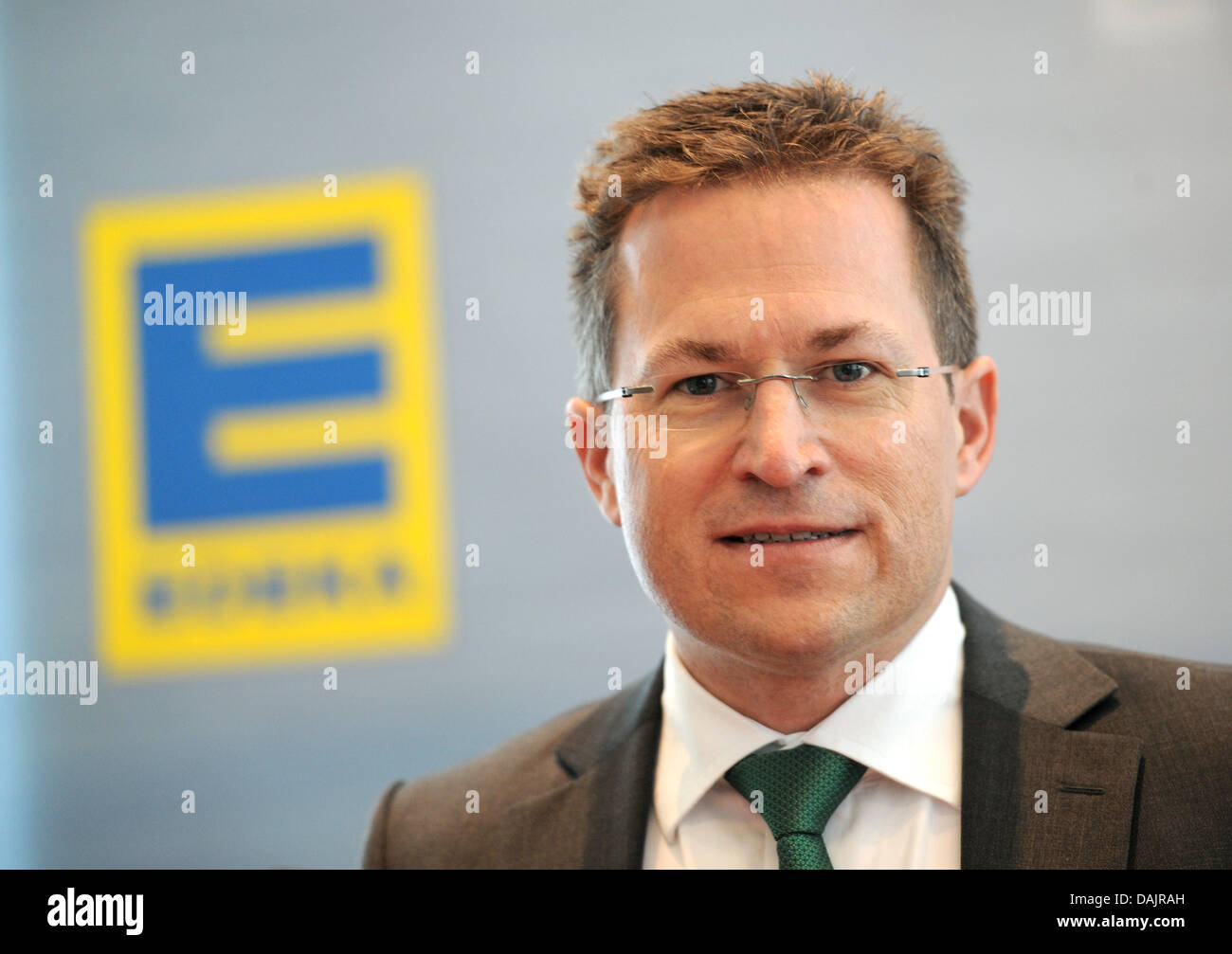 CEO di Edeka, Markus Mosa, è raffigurato in un briefing con la stampa sui risultati annuali presso la sede del gruppo aziendale ad Amburgo, Germania, 27 aprile 2011. Il volume delle vendite di Edeka è aumentato del 3,4 per cento a 43,5 miliardi di euro nel 2010, secondo le dichiarazioni della società il 27 aprile 2011. Foto: Christian Charisius Foto Stock