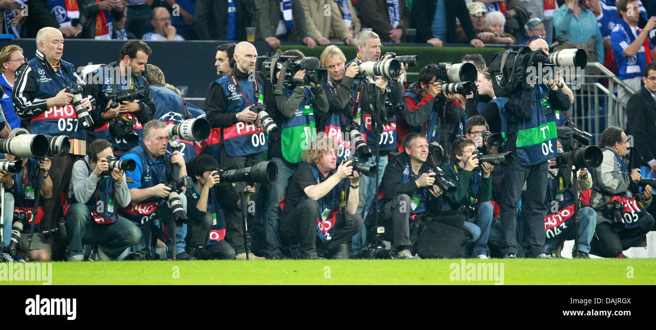 Fotografi durante la UEFA Champions League semi-finale di partita FC Schalke 04 vs manchester united all'Arena AufSchalke di Gelsenkirchen, Germania, 26 aprile 2011. Schalke perde 0-2. Foto: Roland Weihrauch Foto Stock