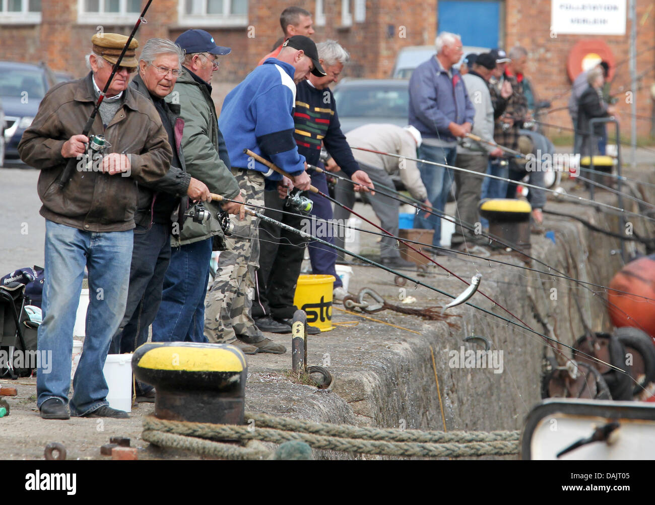 I pescatori di aringhe stand presso il porto di pesca a Rostock, Germania, 28 aprile 2011. Essi sono "caccia" le aringhe che riproducono in gran numero nella bocca del Warnow. Foto: Bernd Wuestneck Foto Stock