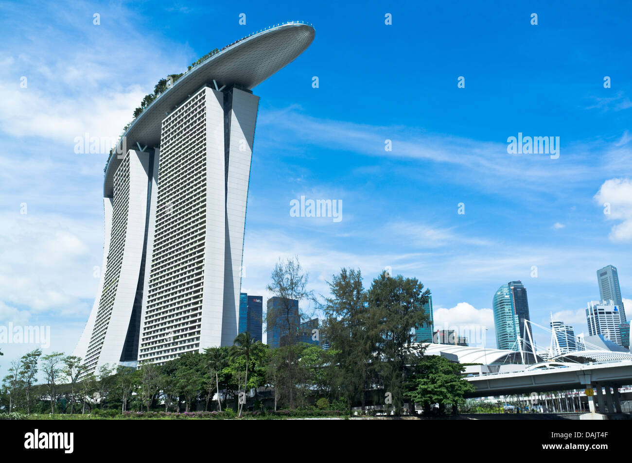 Dh Marina Bay sands hotel MARINA BAY SINGAPORE Sky Park resort e moderno grattacielo skypark Foto Stock