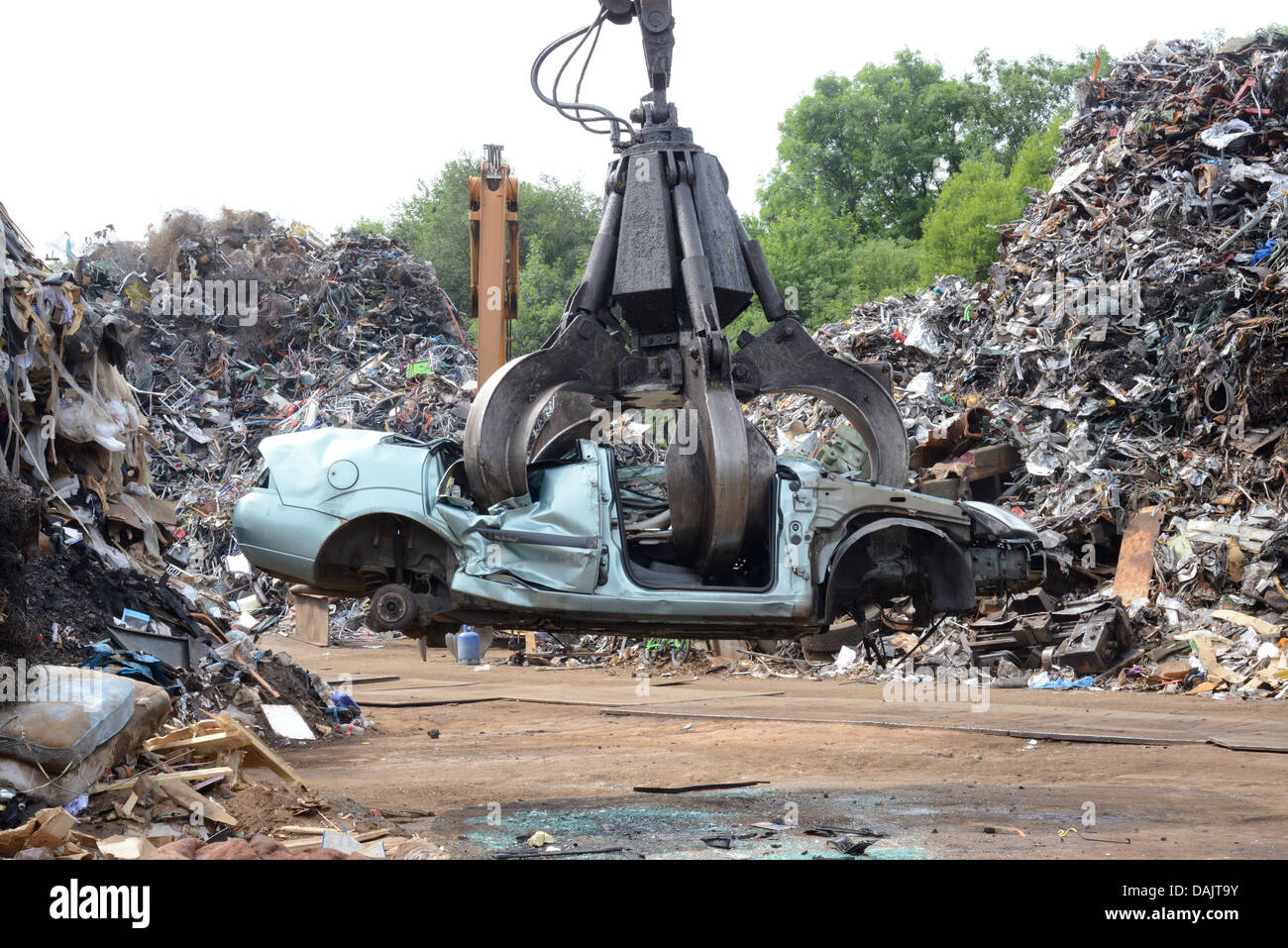 Veicolo di essere frantumato a scrapyard regno unito Foto Stock