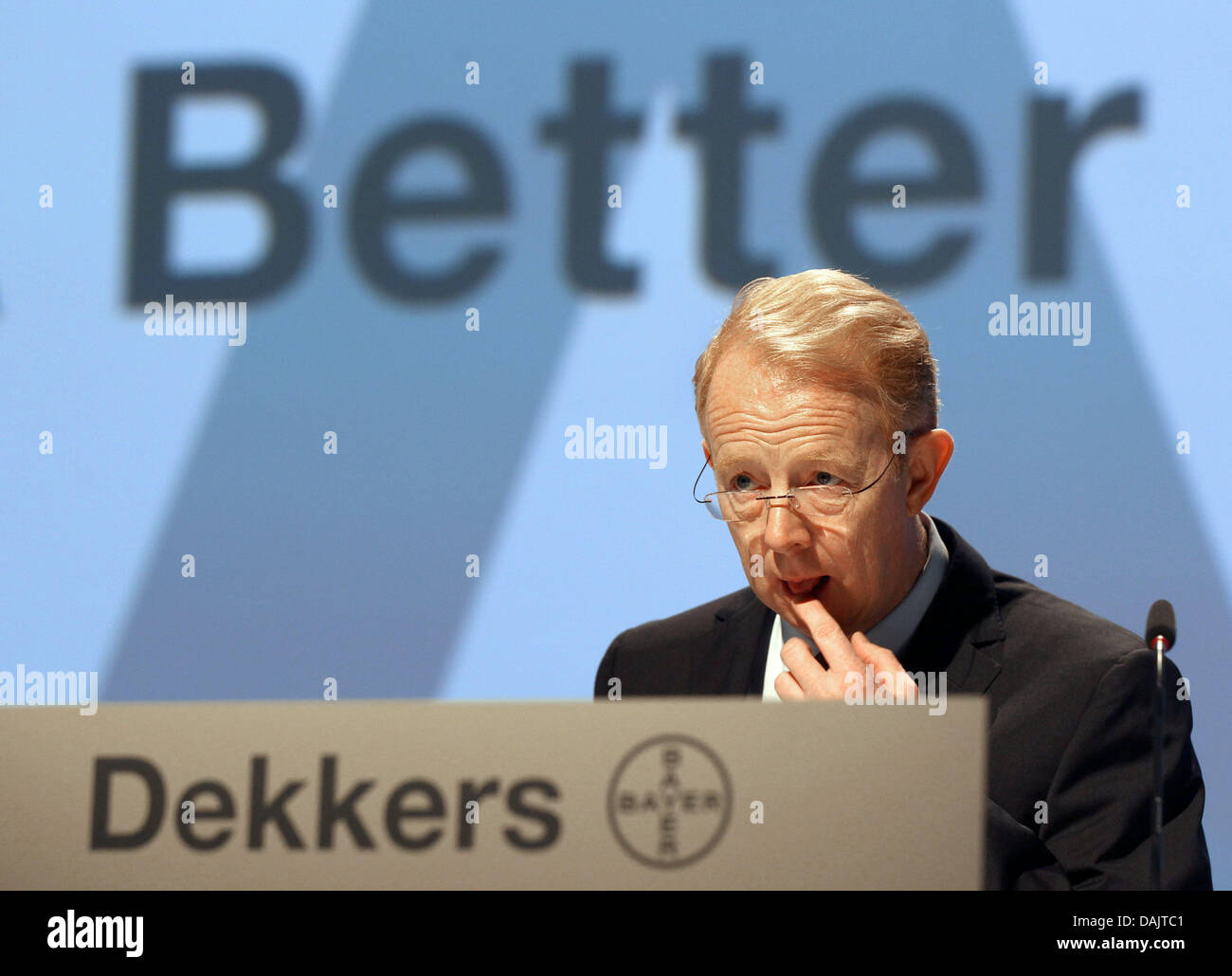 CEO di Bayer AG, Marijn Dekkers, si siede sul podio all'inizio di una assemblea degli azionisti che si terrà a Colonia, Germania, 29 aprile 2011. La farmaceutica e Chemical Company da Leverkusen, Germania ha raccontato loro azionisti prevede di investire circa 15 miliardi di euro nei prossimi anni. Foto: OLIVER BERG Foto Stock