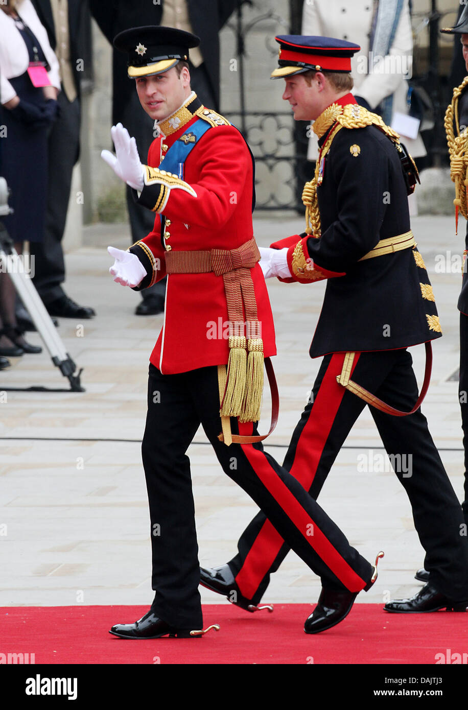 Il govern il principe William (L) e suo fratello e groomsman principe Harry arriva a Westminster Abbey, a Londra, in Gran Bretagna, 29 aprile 2011, prima del suo matrimonio con il principe William. Alcuni 1.900 ospiti sono stati invitati al matrimonio reale cerimonia nella chiesa. Foto: Patrick van Katwijk Foto Stock