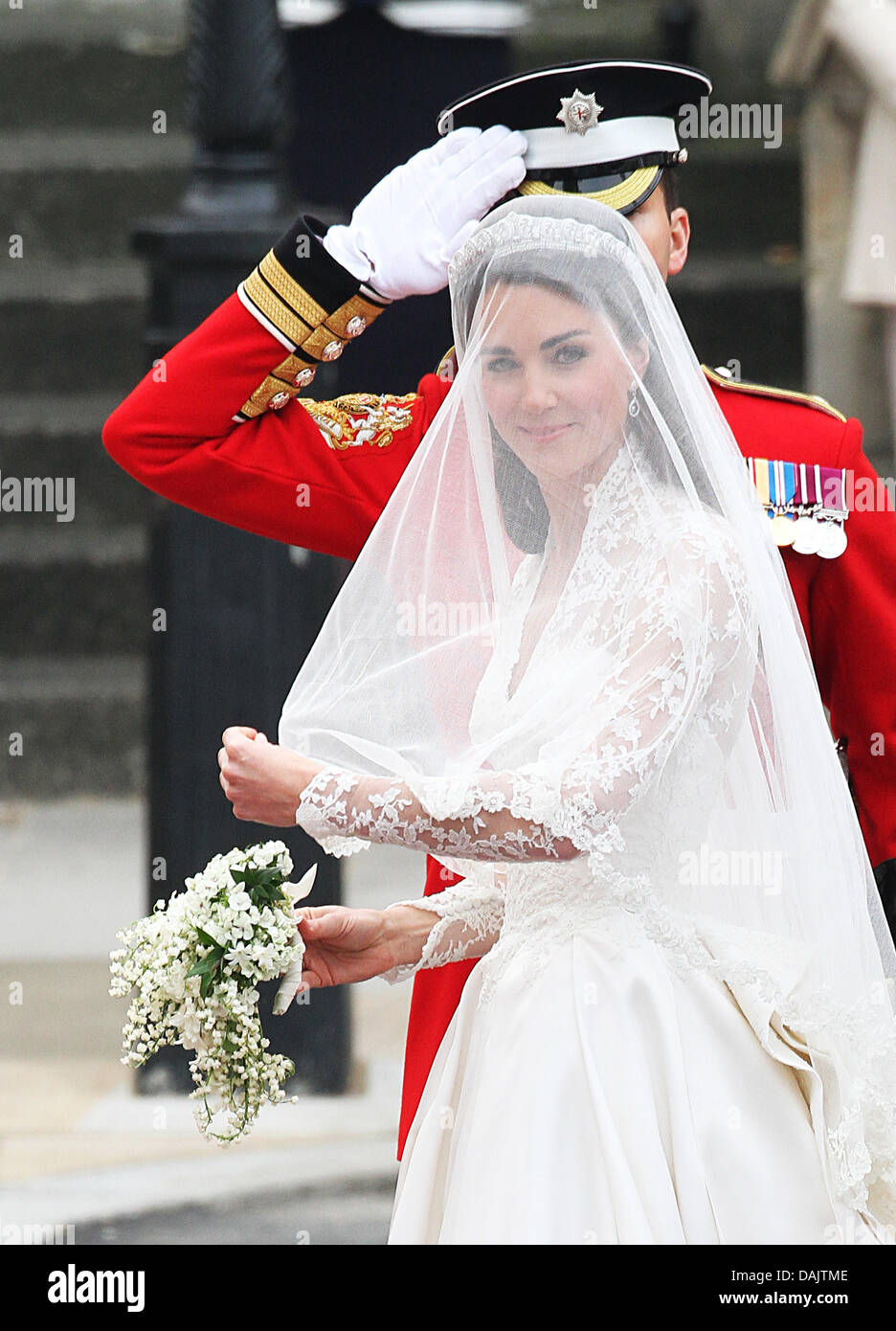 La sposa Kate Middleton arriva a Westminster Abbey, a Londra, in Gran Bretagna, 29 aprile 2011, prima del suo matrimonio con il principe William. Alcuni 1.900 ospiti sono stati invitati al matrimonio reale cerimonia nella chiesa. Foto: Patrick van Katwijk Foto Stock