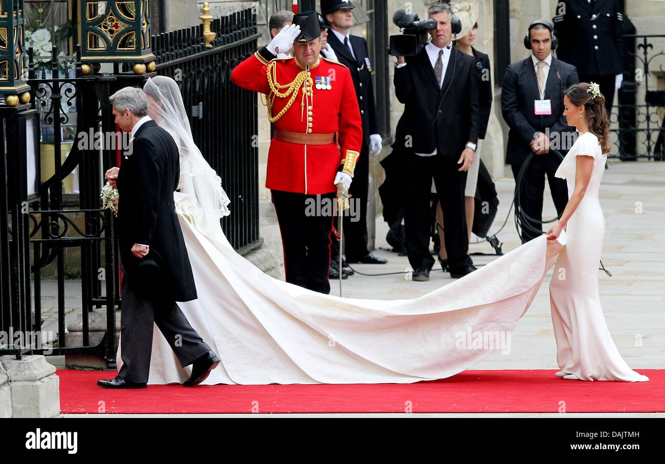 La sposa Kate Middleton e suo padre Michael e sua sorella Pippa (R) arrivano a Westminster Abbey, a Londra, in Gran Bretagna, 29 aprile 2011, prima del suo matrimonio con il principe William. Alcuni 1.900 ospiti sono stati invitati al matrimonio reale cerimonia nella chiesa. Foto: Patrick van Katwijk Foto Stock