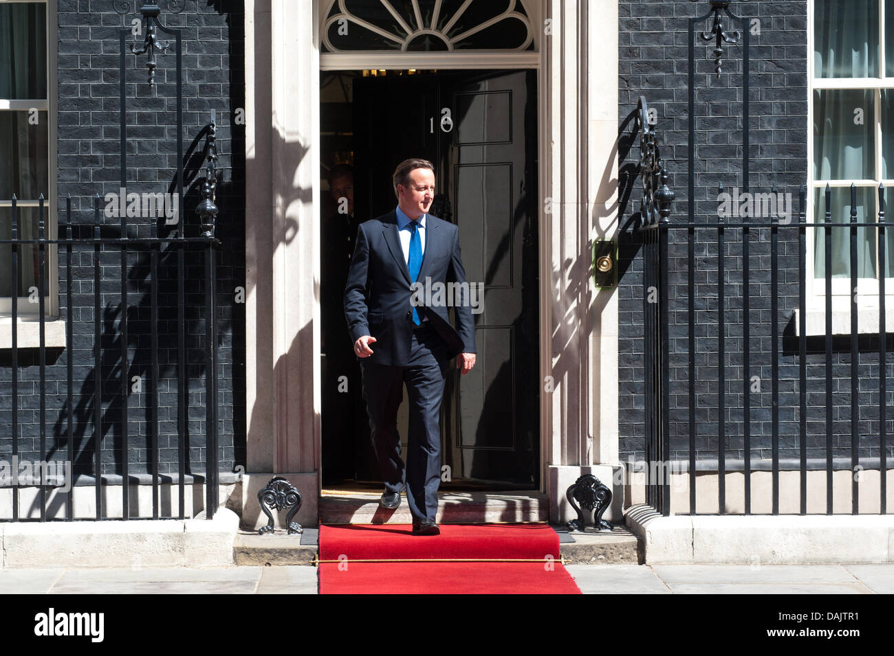 Londra, Regno Unito. Il 15 luglio 2013. Il Primo Ministro David Cameron uscita 10 Downing Street in una giornata di sole prima di un incontro con il Presidente Thein Sein della Birmania Credito: Piero Cruciatti/Alamy Live News Foto Stock