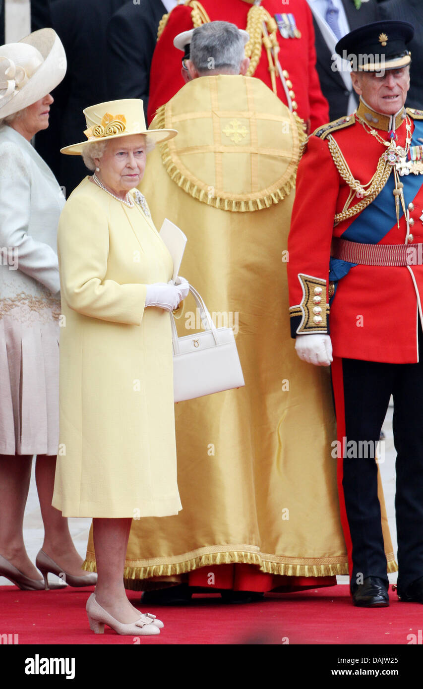 La regina Elisabetta II. (C), Camilla, la duchessa di Cornovaglia e il  Principe Filippo lasciare l'Abbazia di Westminster dopo la cerimonia di  nozze del principe William e la principessa Caterina a Londra,