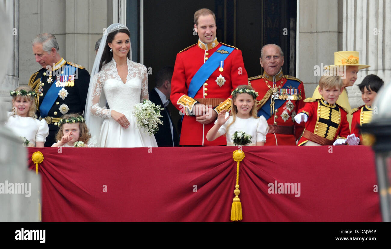 La Coppia Di Sposini Principessa Caterina E Il Principe William C Il Principe Carlo L Il Principe Filippo E La Regina Elisabetta Ii R Visto Sul Balcone Di Buckingham Palace A Londra