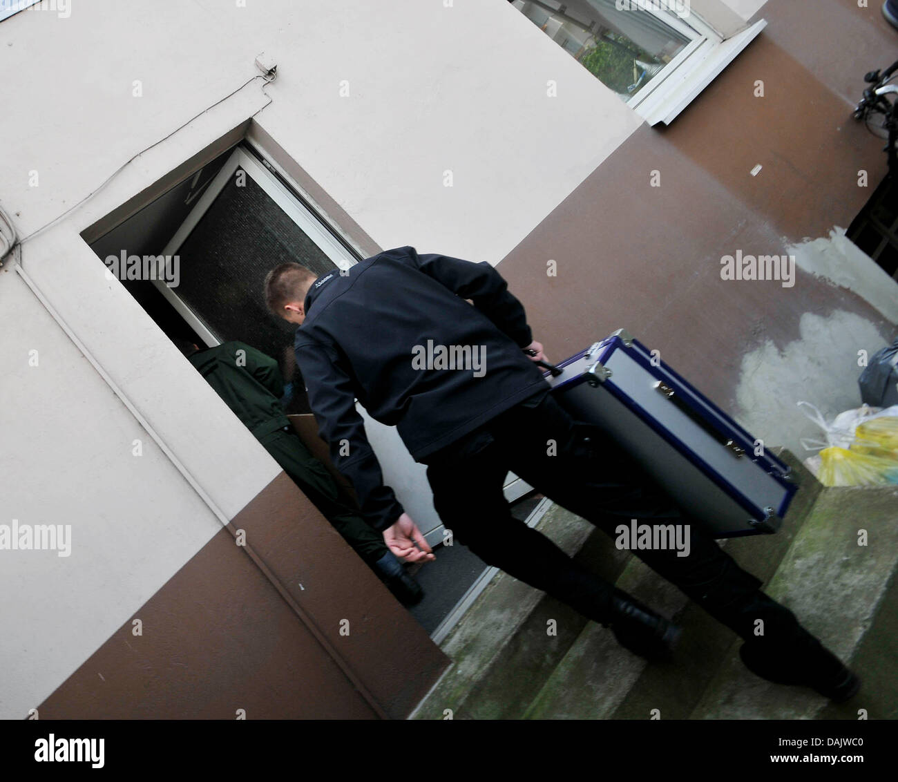 Gli ufficiali di polizia portano scatole e una valigia in una casa di un presunto terrorista di Al Qaïda a Düsseldorf, Germania, 29 aprile 2011. Prima che gli ufficiali arrestati tre i sospetti membri della rete terroristica di Al Qaida che presumibilmente ha previsto un attacco in Germania. Foto. HENNING KAISER Foto Stock