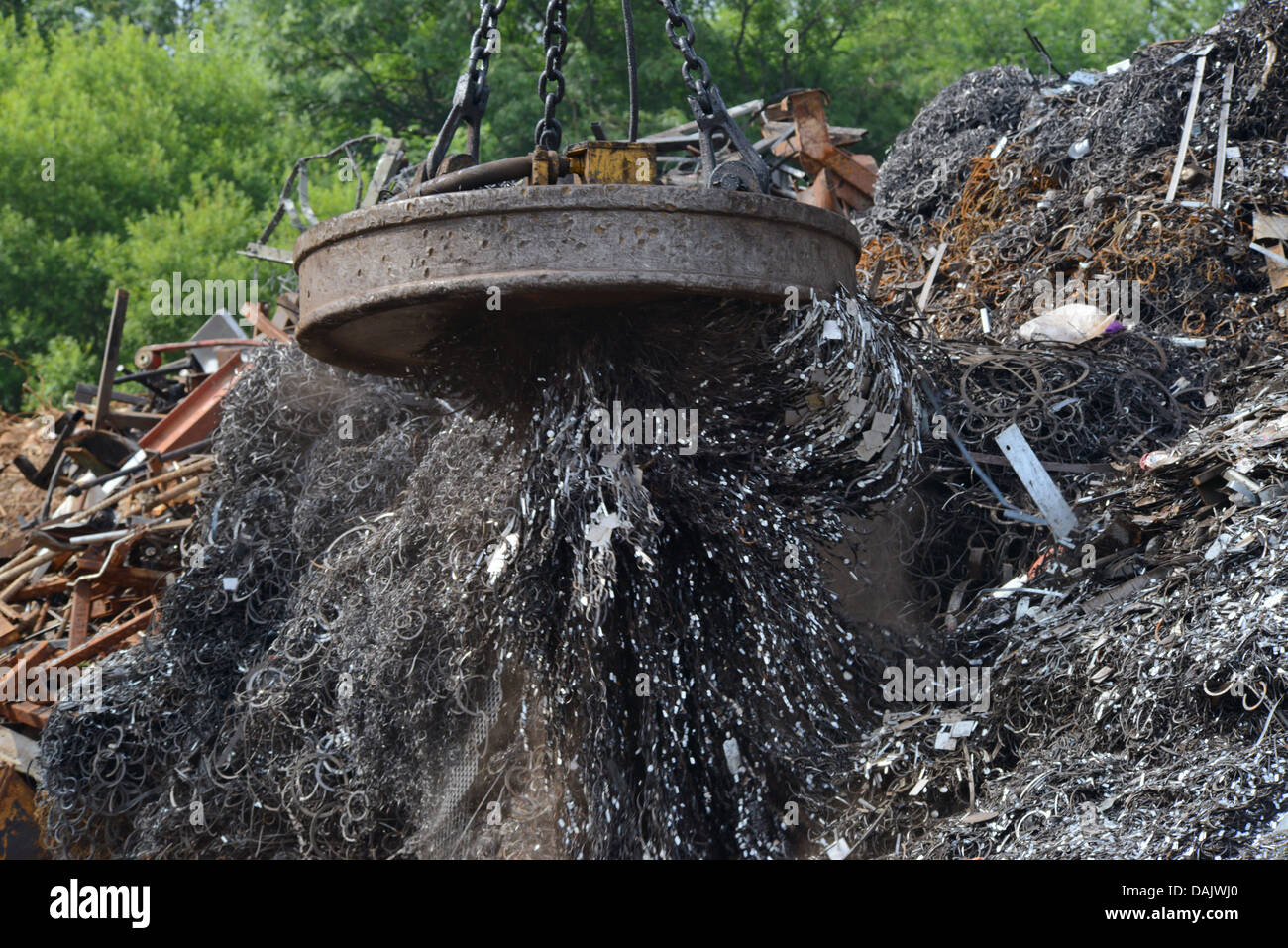 Afferrare elettromagnetica su gru di sollevamento metallo a scrapyard regno unito Foto Stock