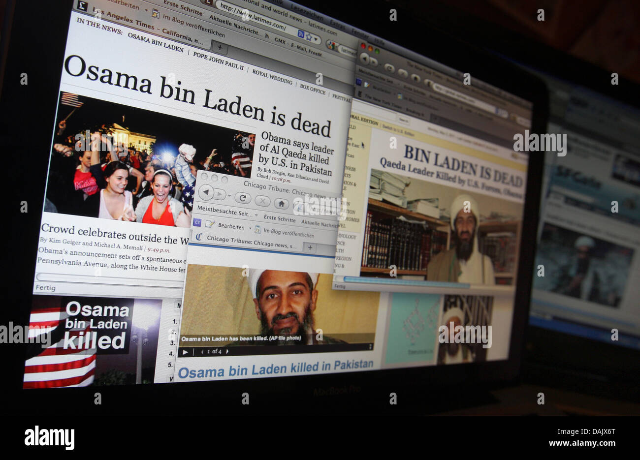 Diversi di lingua inglese pagine web relazione sull'assassinio di Osama bin Laden, raffigurato in Kaufbeuren, Germania, 2 maggio 2011. Foto: KARL-JOSEF HILDENBRAND Foto Stock