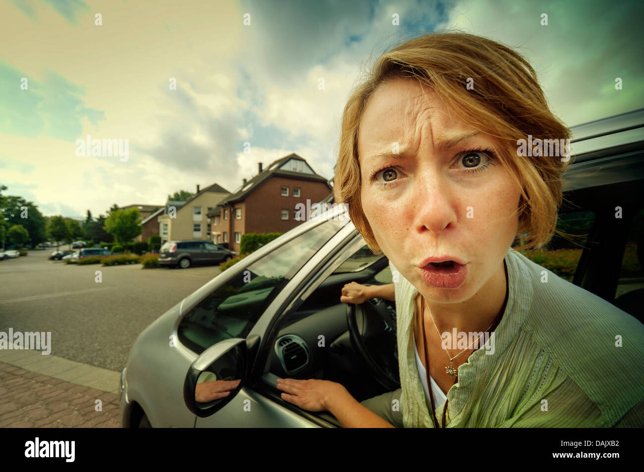 Arrabbiato donna auto conducente fuori la sua testa fuori della finestra Foto Stock