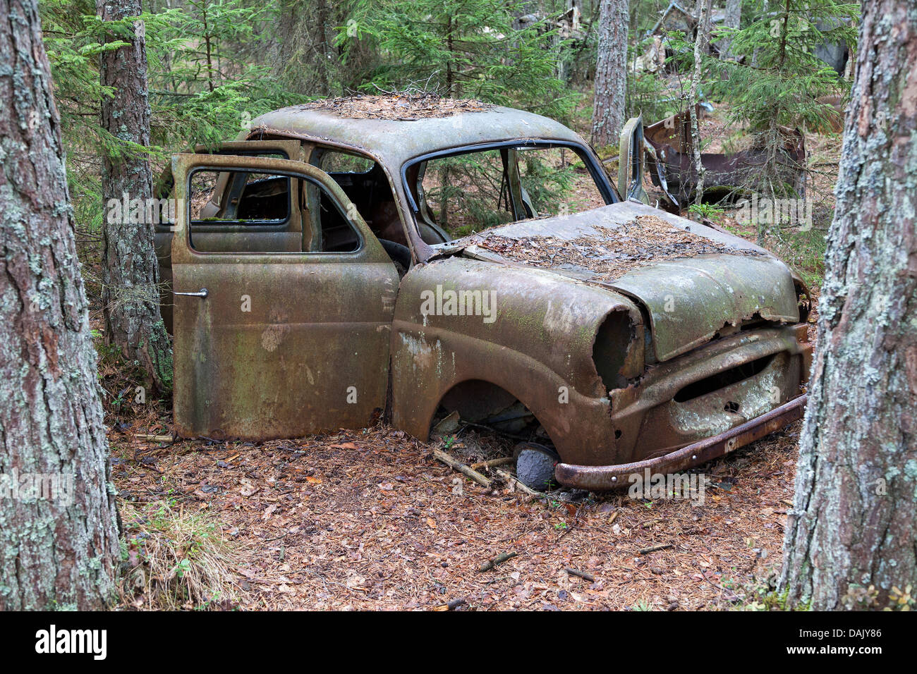 Vecchia auto rottamata nel cimitero di auto di Kyrkoe mosse Foto Stock