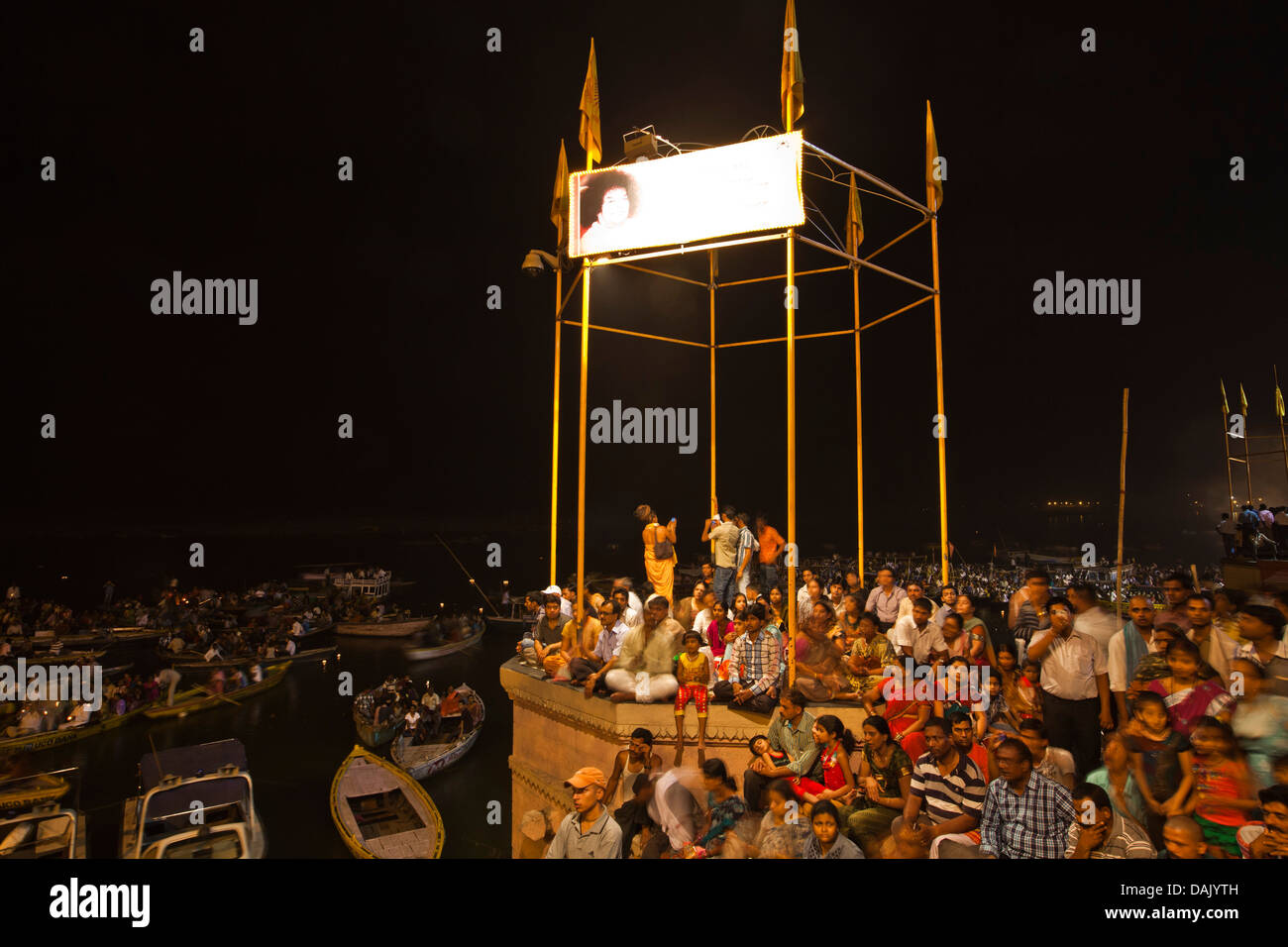 Turisti che si siedono sui Ghat, Rajendra Ghat, Fiume Gange, Varanasi, Uttar Pradesh, India Foto Stock