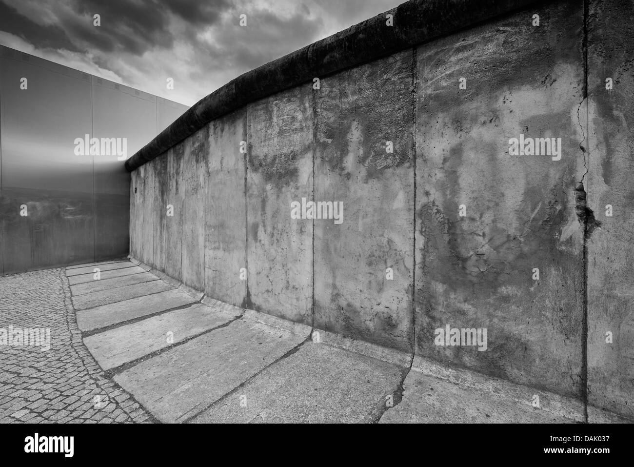Racchiudere la parete in acciaio e resti di mura, Memoriale del Muro di Berlino, Bernauer Strasse Foto Stock