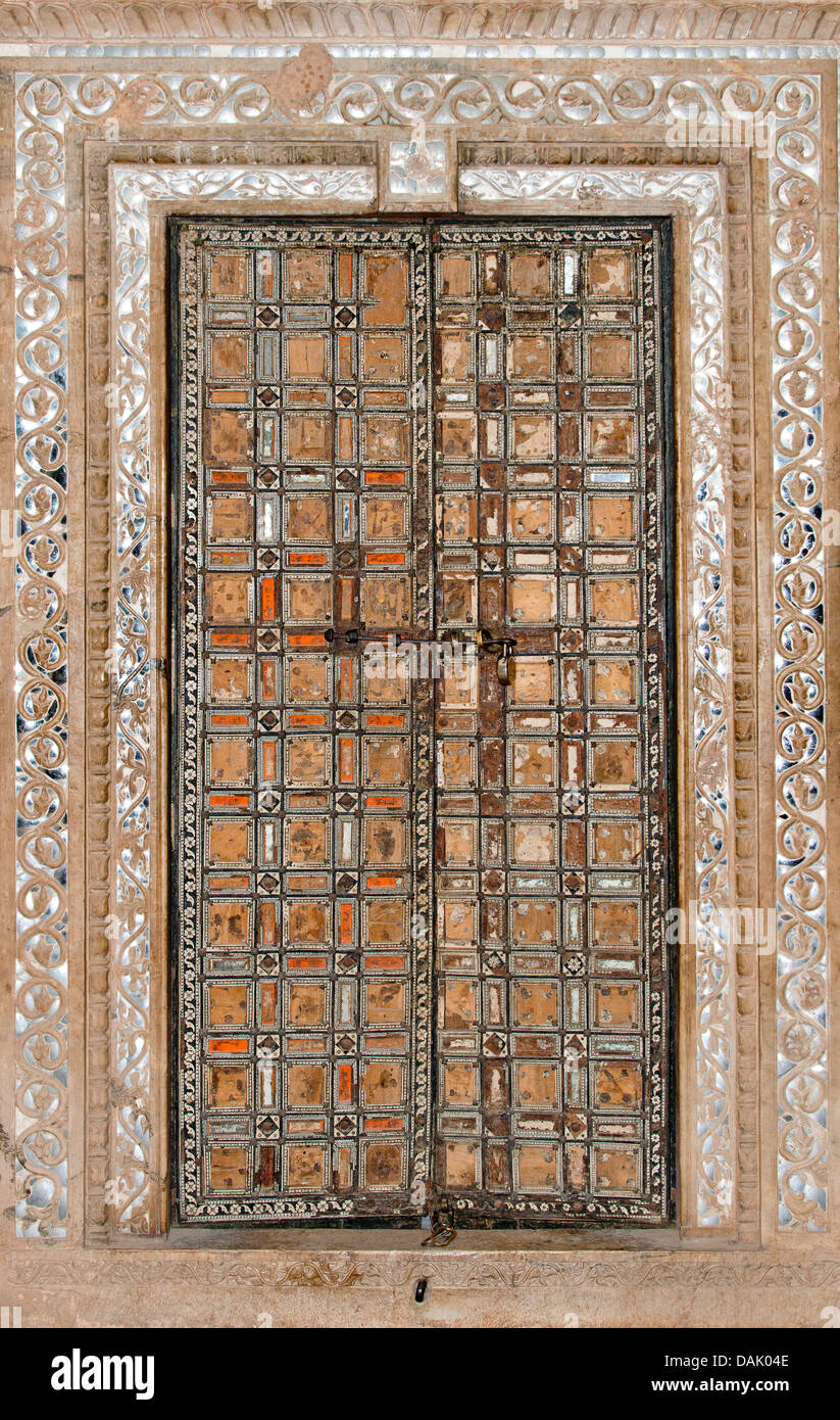 Complessamente intarsiato porta, decorati con piccoli specchi, Taragarh Fort Foto Stock