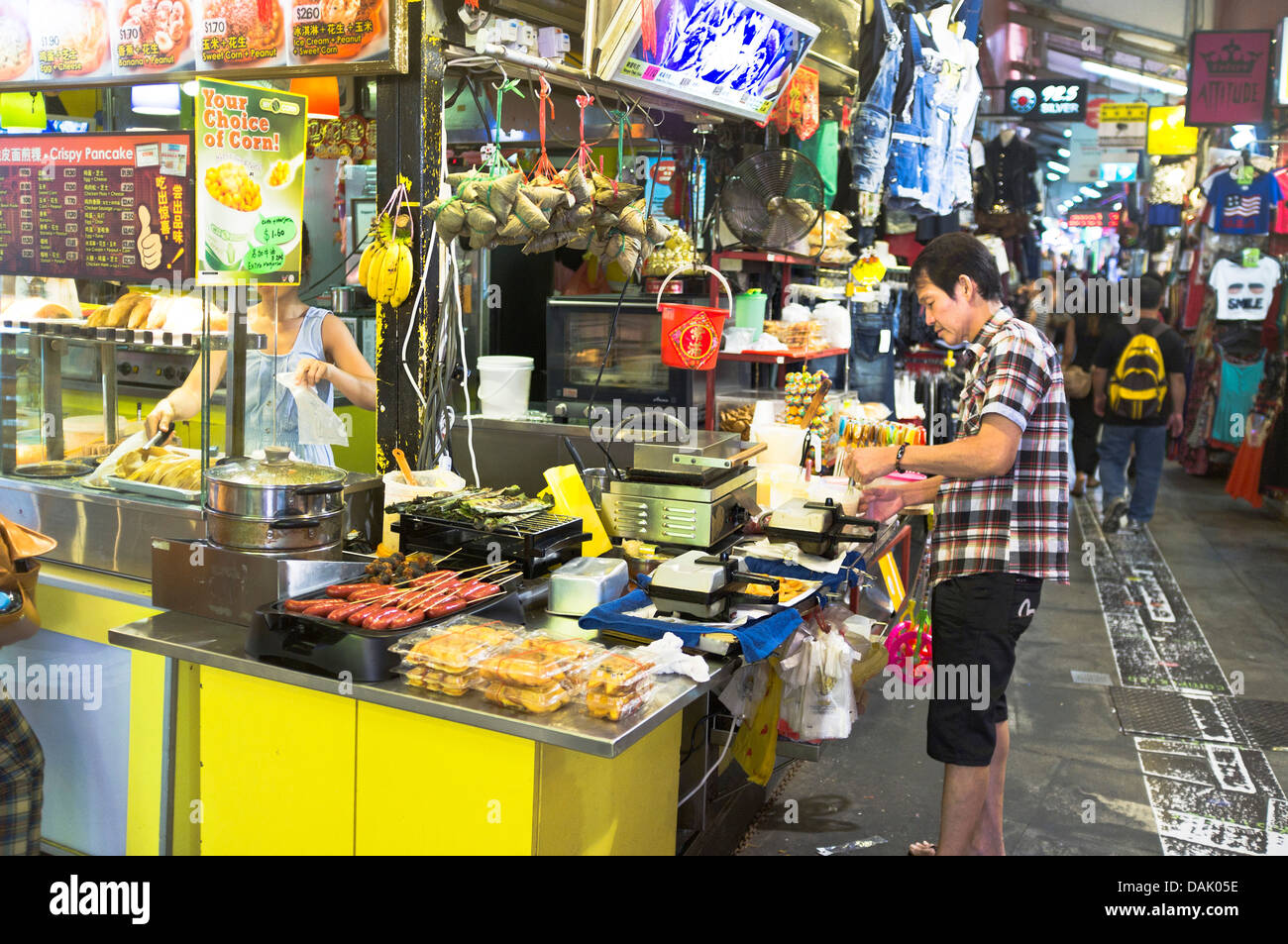 Dh Bugis Street Market, il Villaggio di Bugis SINGAPORE cibo asiatico in stallo venditore ambulante di cottura degli alimenti si spegne sorge hawker Foto Stock