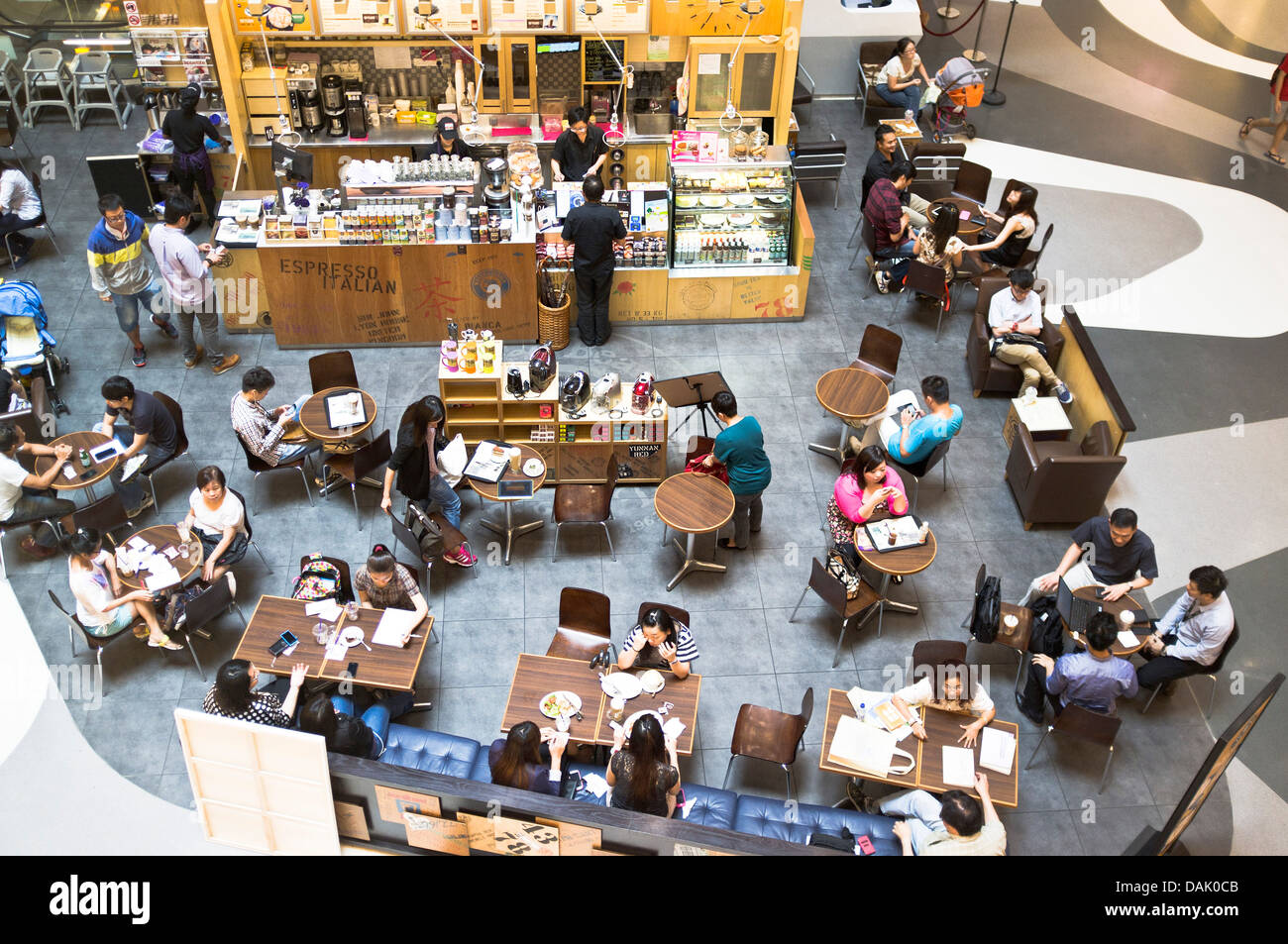 Dh PLUS di BUGIS SINGAPORE persone pranzo Plus di Bugis Shopping Mall food hall Foto Stock