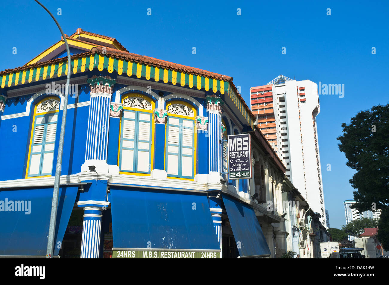 Dh Little India Singapore colorata vecchia costruzione e blocchi a torre Foto Stock