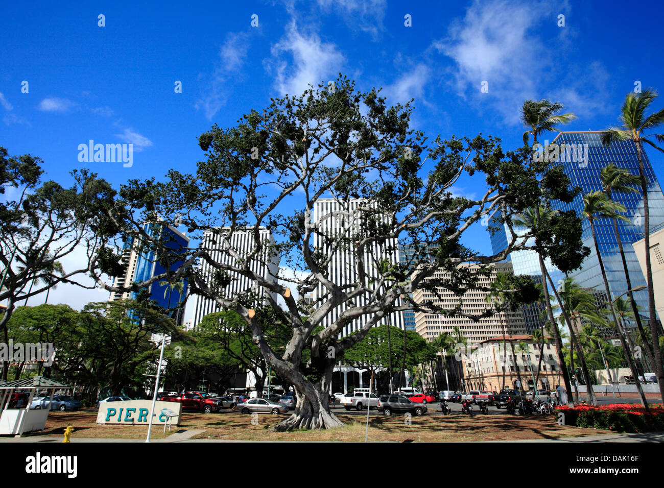 HONOLULU, HAWAII, 12 luglio, 2013. L'Aloha Tower Marketplace pier 8 parcheggio zona con il centro e gli edifici di Honolulu. Foto Stock