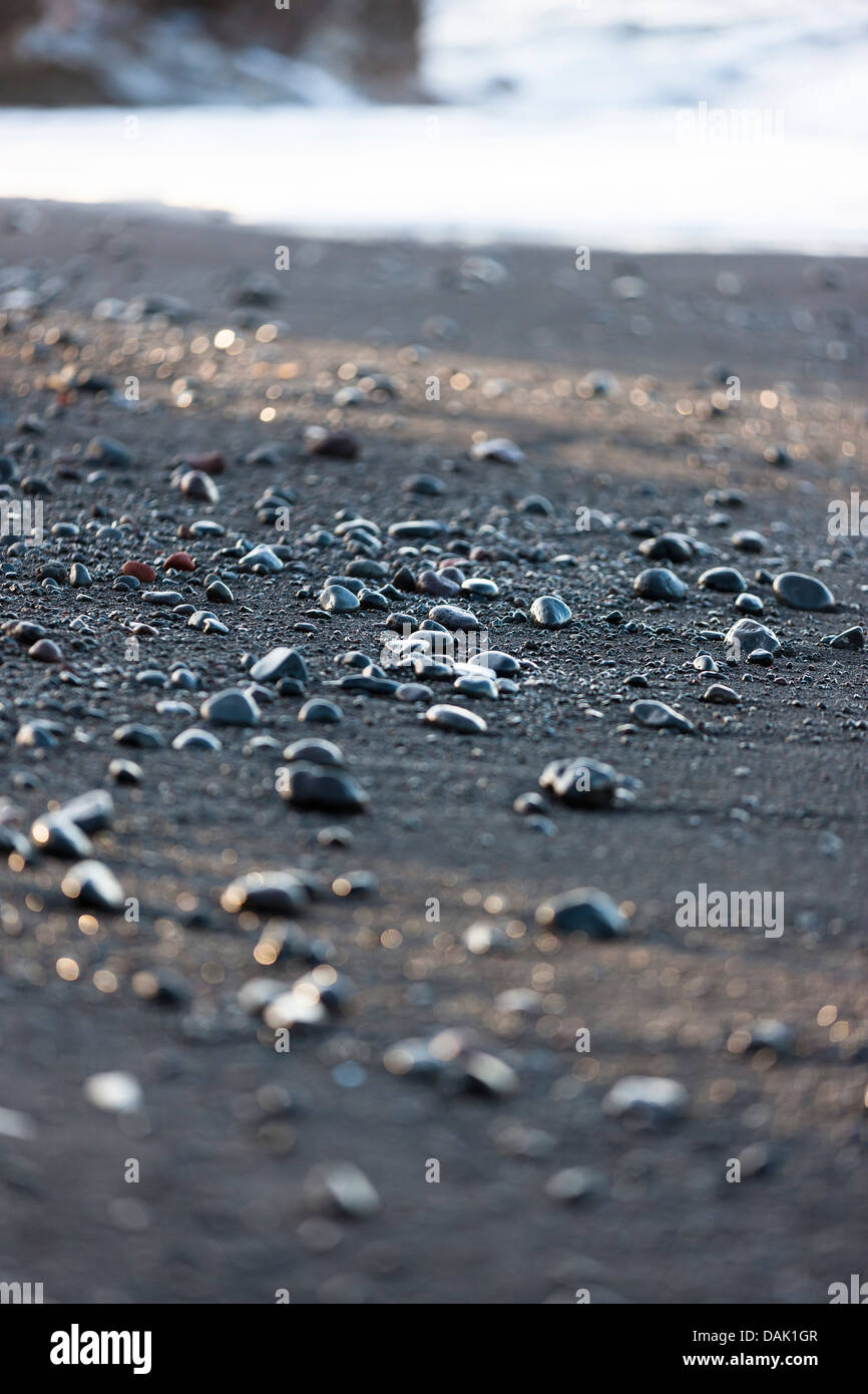Indonesia, pietre sulla spiaggia nera, close up Foto Stock