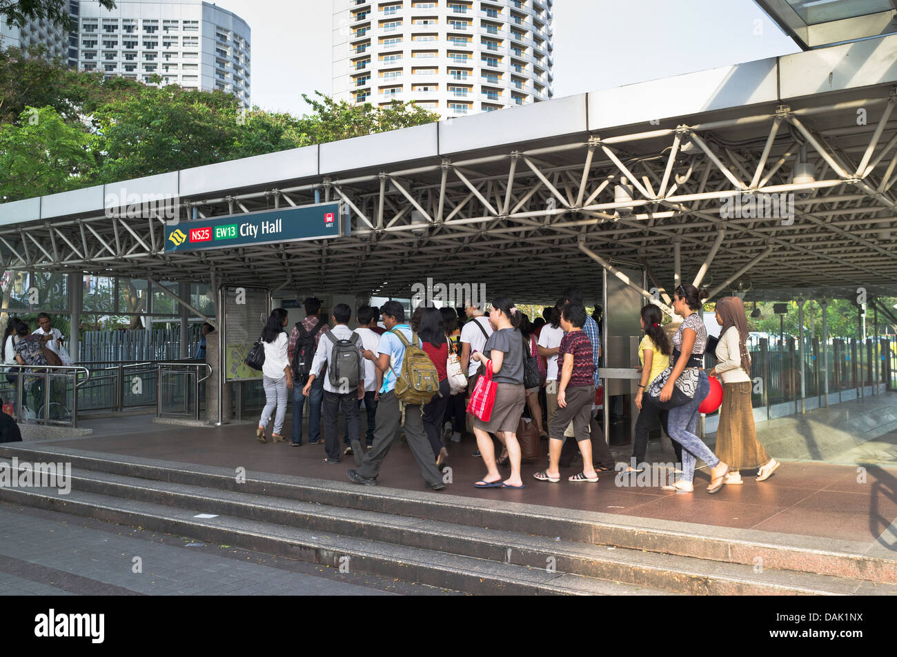 Dh DOWNTOWN SINGAPORE folle di persone in entrata stazione MRT City Hall metro Foto Stock