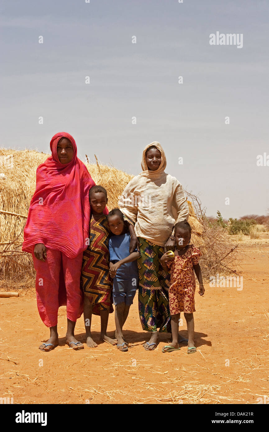 Famiglia nomade al di fuori di dimora nel deserto del Sahara, NE Mali Foto Stock