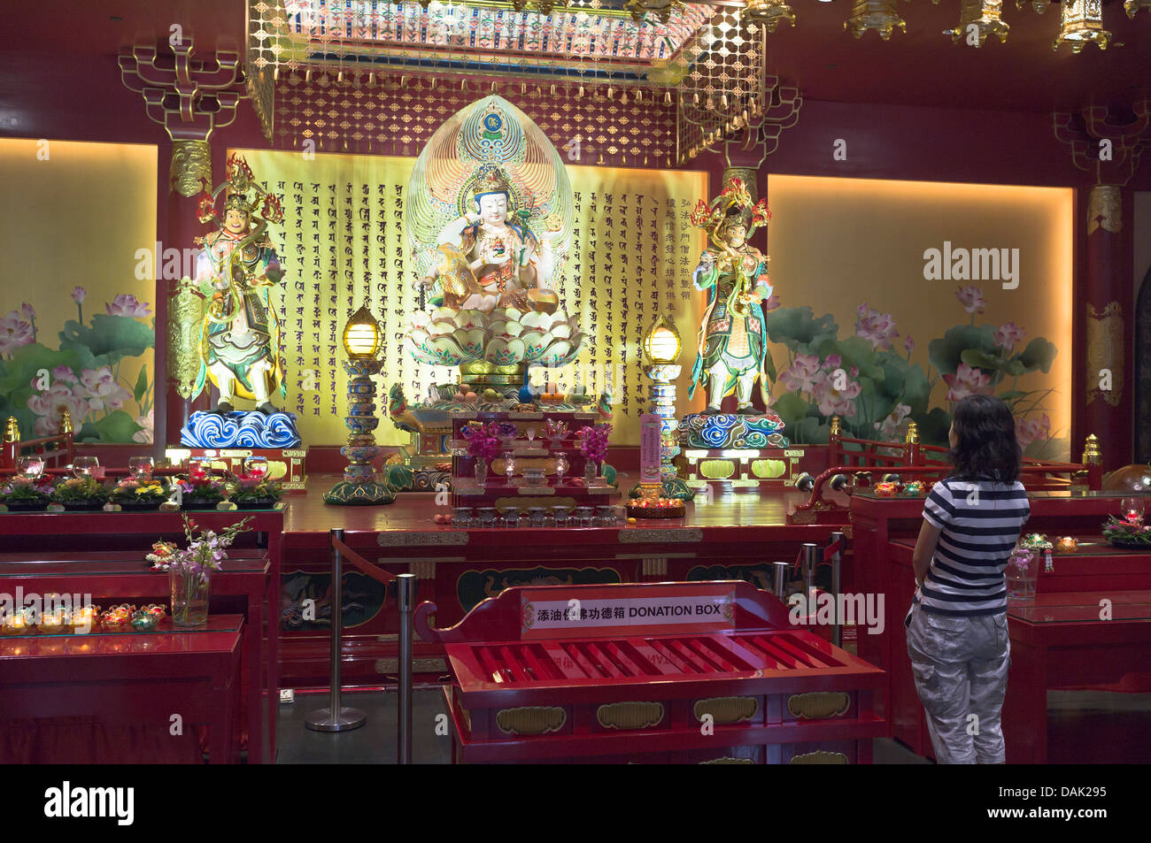 dh Buddhista Tooth Relic Temple CHINATOWN SINGAPORE Buddha Temple Museum il buddismo interno adorano la gente della statua cultura della cina Foto Stock