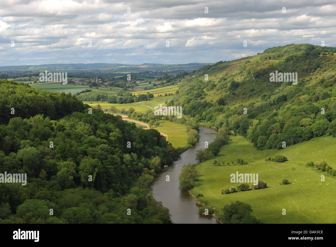 Una pittoresca vista del fiume Wye guardando a nord della chiesa di Goodrich, da Yat Rock in una limpida giornata primaverile alta sopra la valle. AONB 1971. Foto Stock