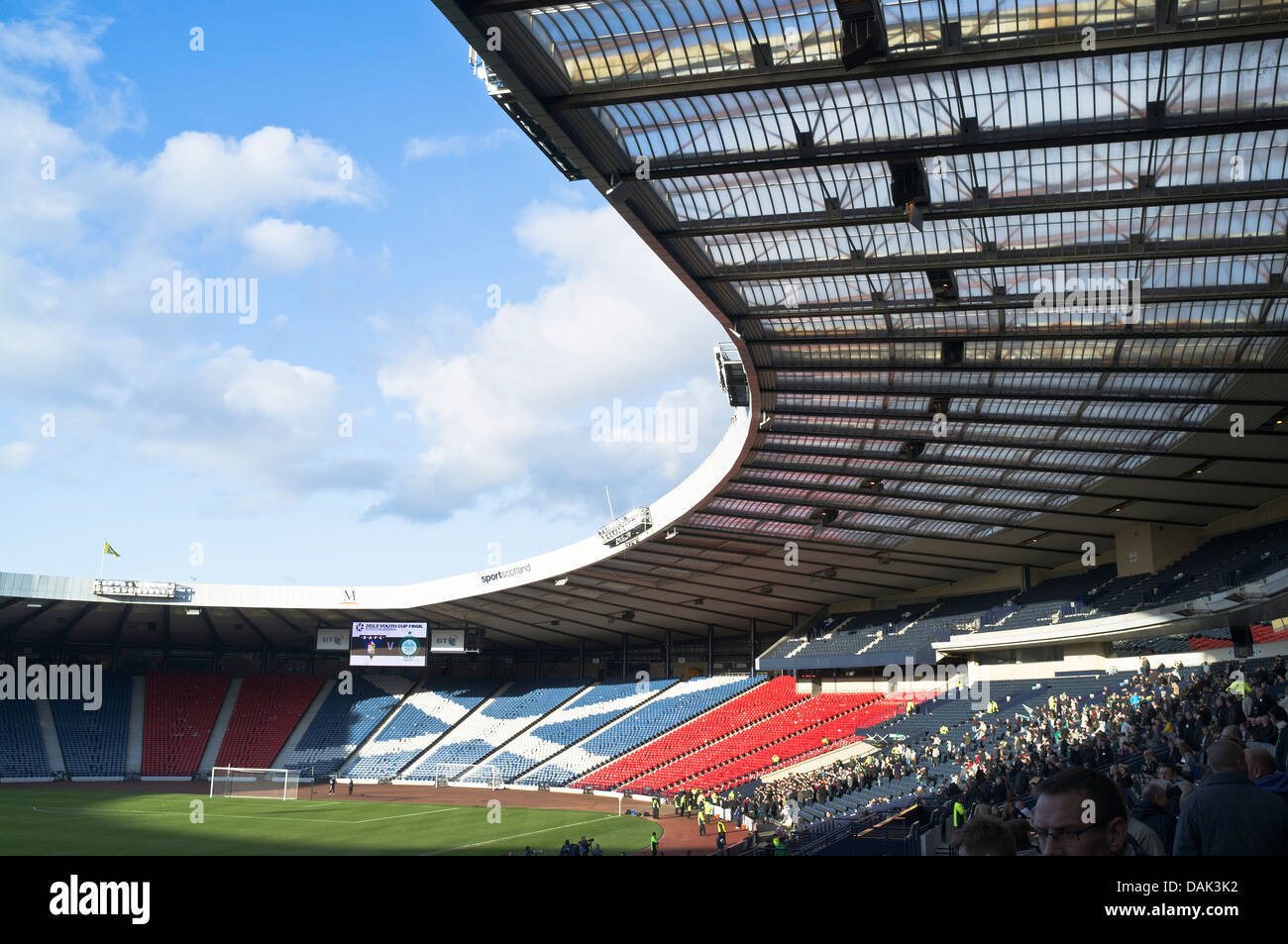 dh HAMPDEN PARK GLASGOW sera folla nello stadio nazionale scozzese U20s Youth Stadium football uk interior Ground stand calcio Foto Stock
