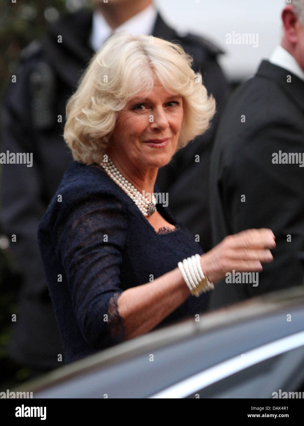 Camilla Duchessa di Cornovaglia arriva per un pre-cena nuziale presso il Mandarin Oriental Hyde Park di Londra, Gran Bretagna, 28 aprile 2011, alla vigilia delle nozze reali del principe William e Kate Middleton. Foto: Albert Nieboer Foto Stock