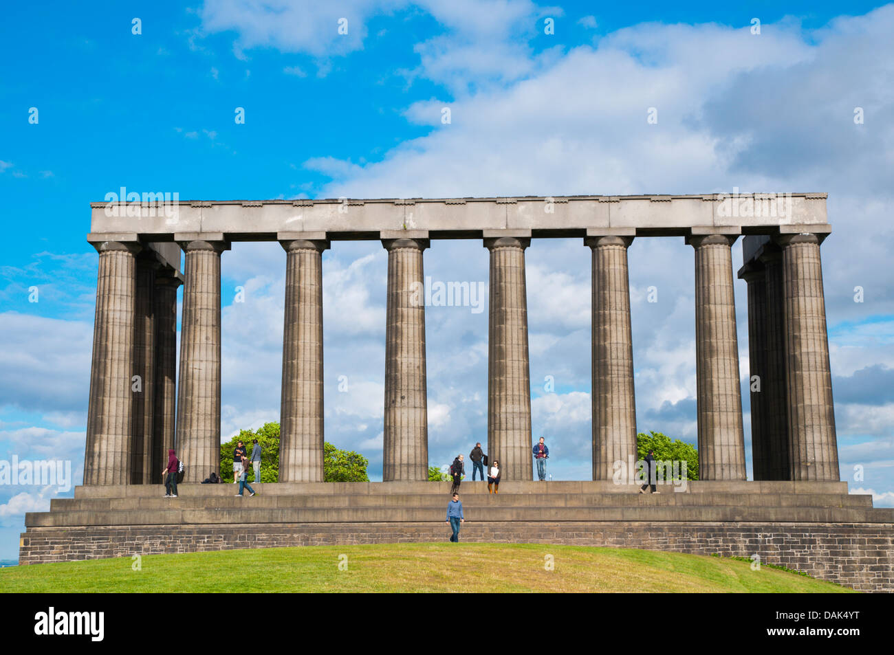 Il Monumento Nazionale di Calton Hill centro di Edimburgo in Scozia Gran Bretagna UK Europa Foto Stock