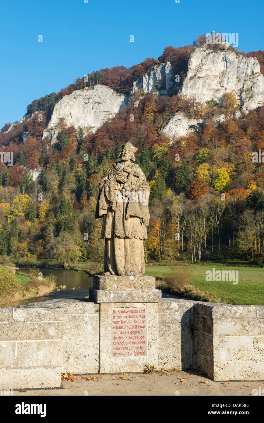 Germania, Baden Wuerttemberg, Statua di San Nepomuk verso Hausener Zinnen Foto Stock