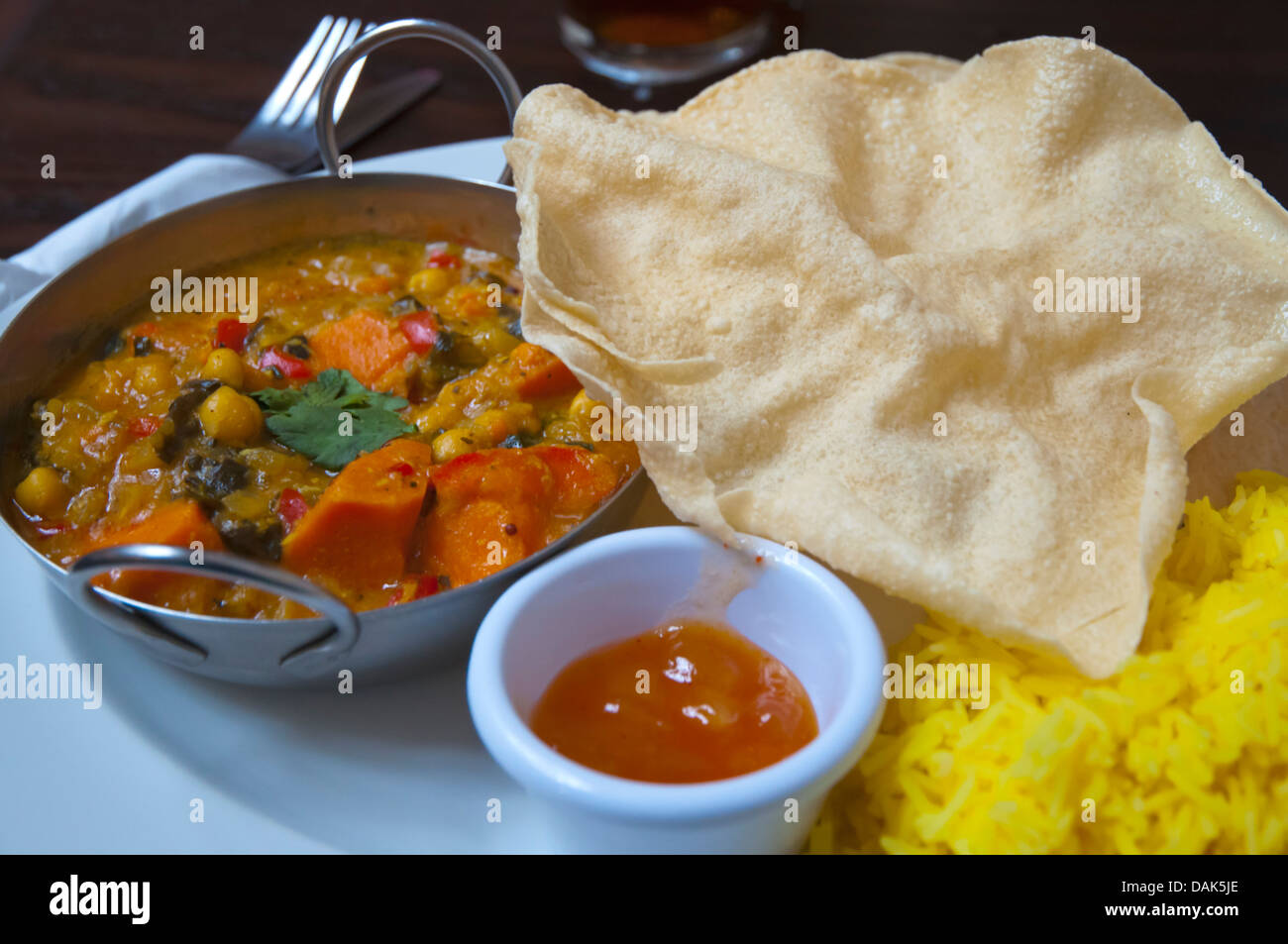 Wetherspoon curry vegetariano club in stile indiano con farina di riso e papadams chutney Glasgow Scotland Regno Unito Europa REGNO UNITO Foto Stock