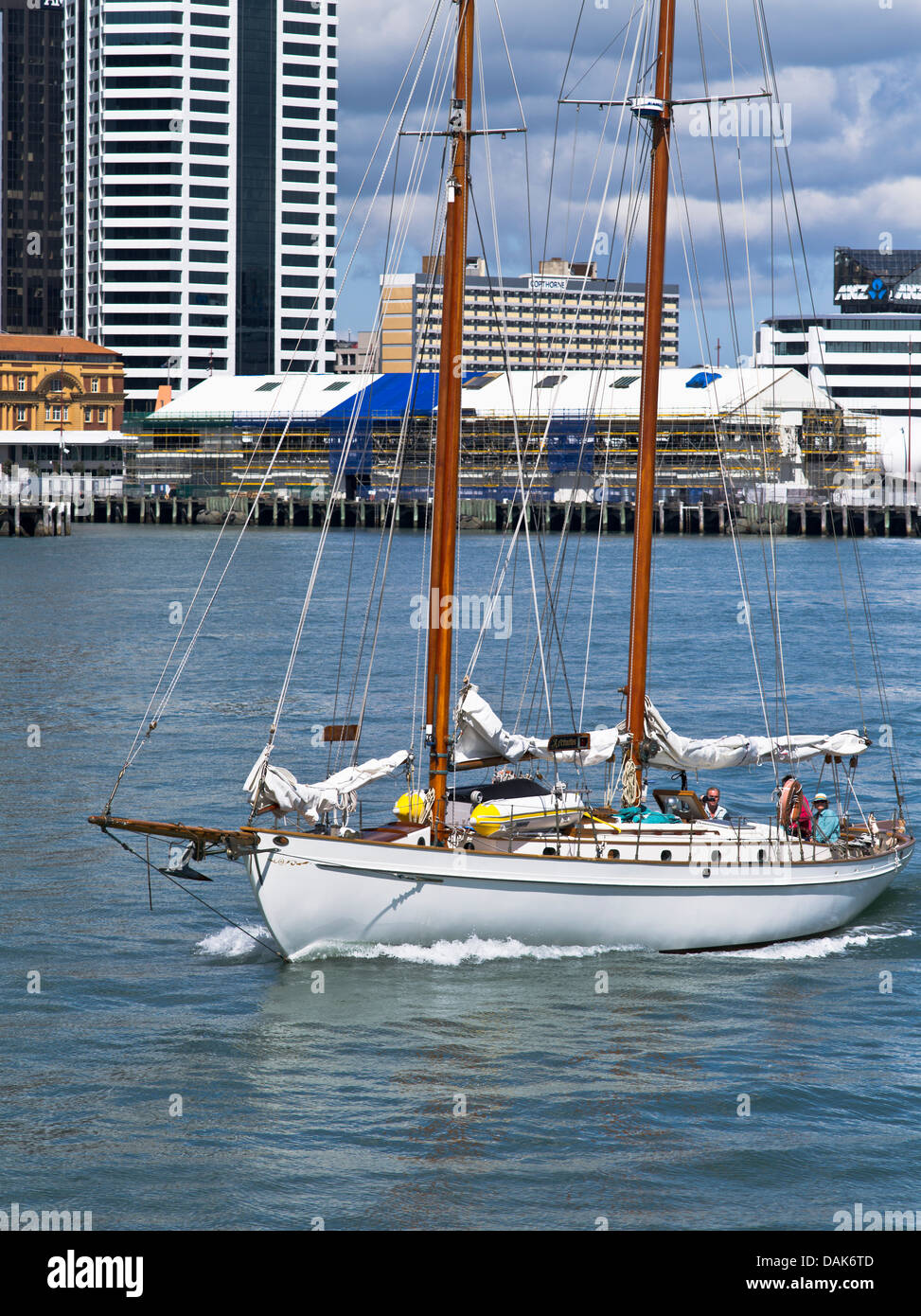 Dh sul porto di Auckland Auckland Nuova Zelanda velieri giovane vela piacere yacht motorizzati in barca a vela Foto Stock