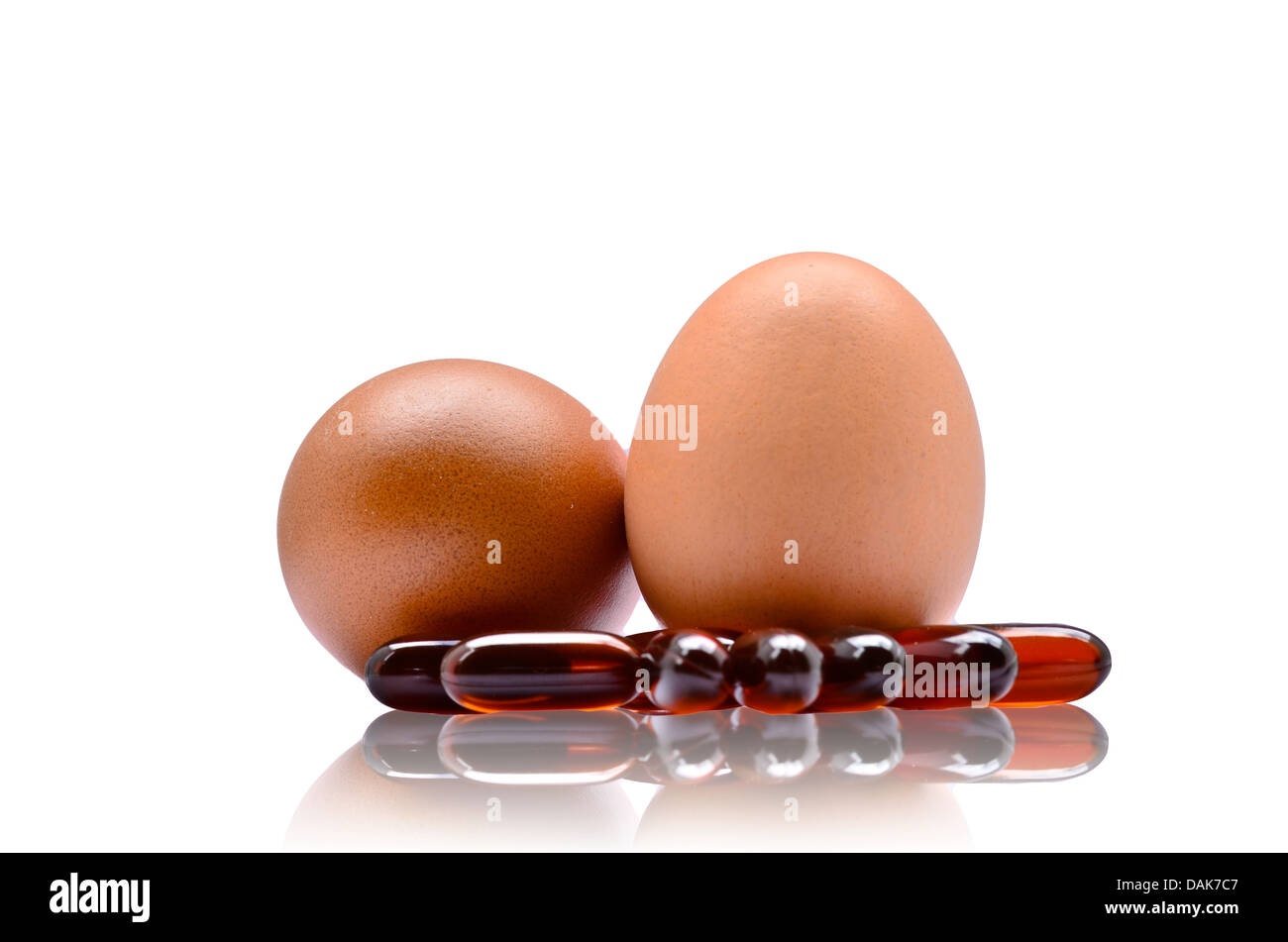 Uova o vitamine su sfondi bianchi Foto Stock